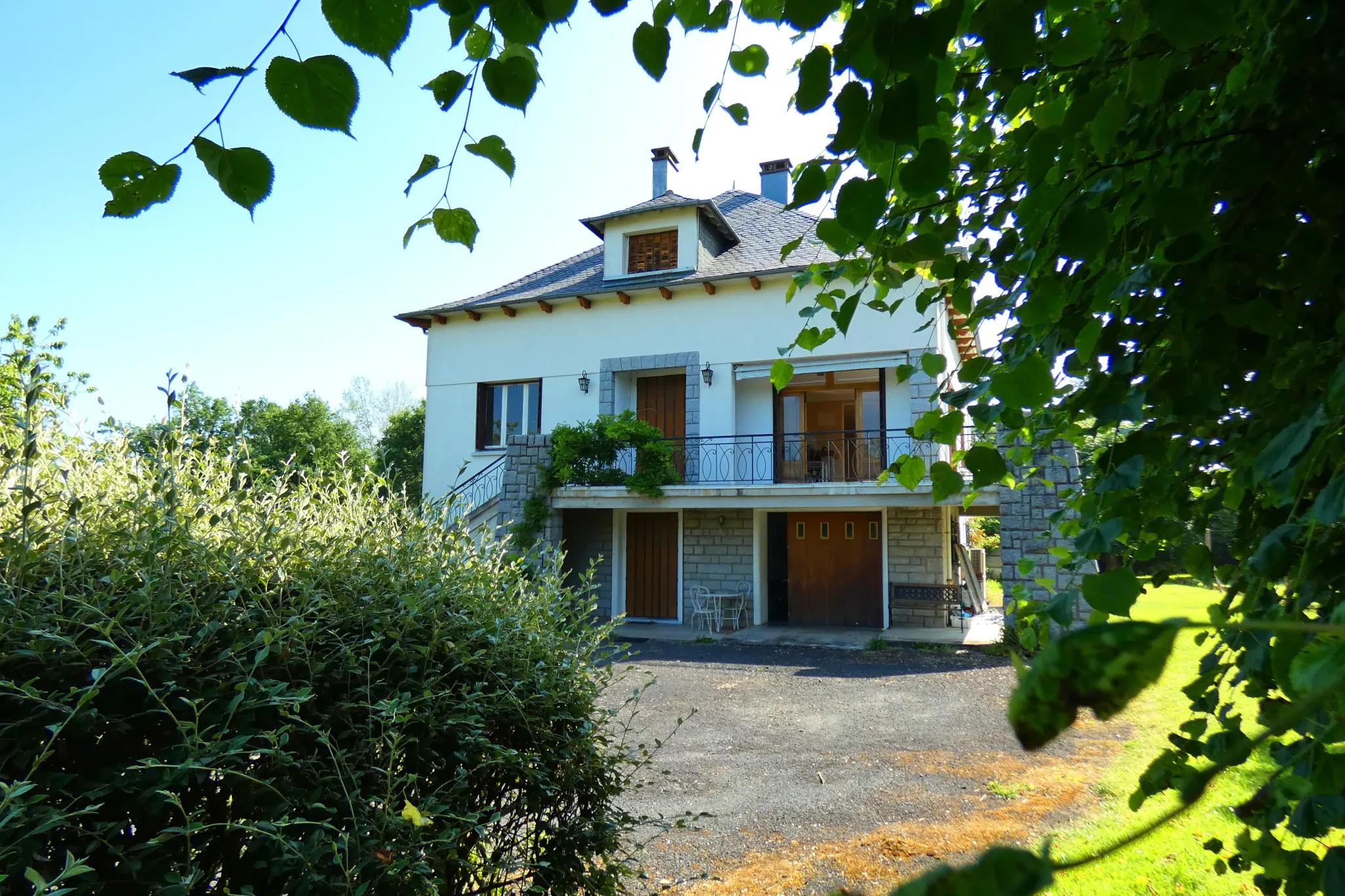 Maison familiale avec appartement indépendant à vendre à Ytrac, proche Aurillac