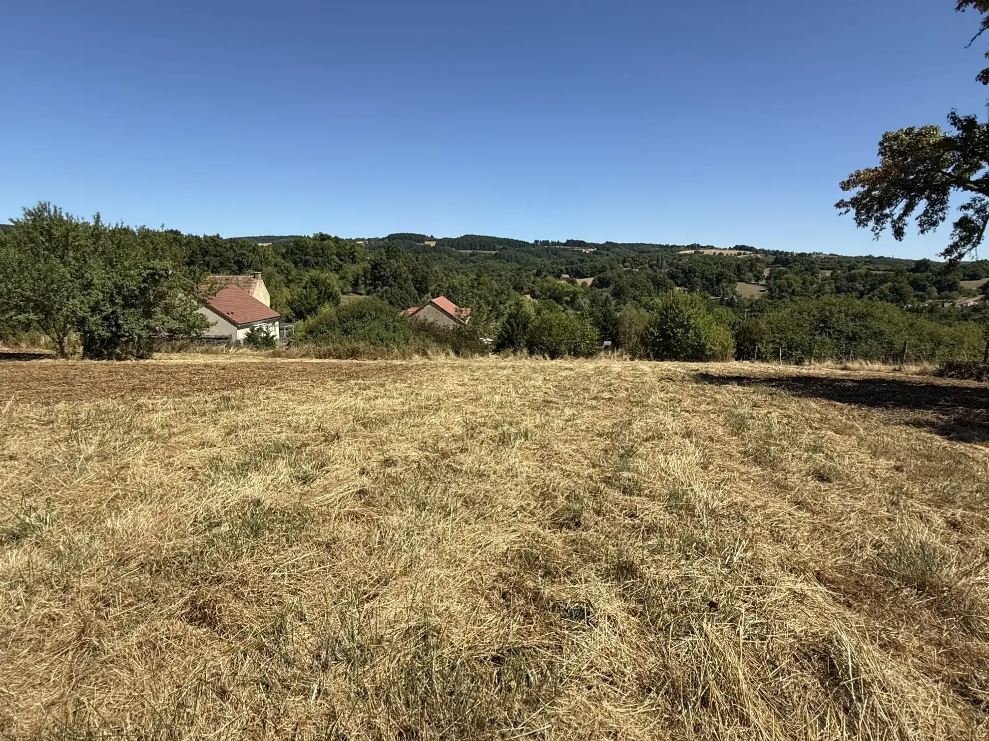 Terrain constructible à Abrest de 2 650 m² avec vue sur la chaîne des Puys