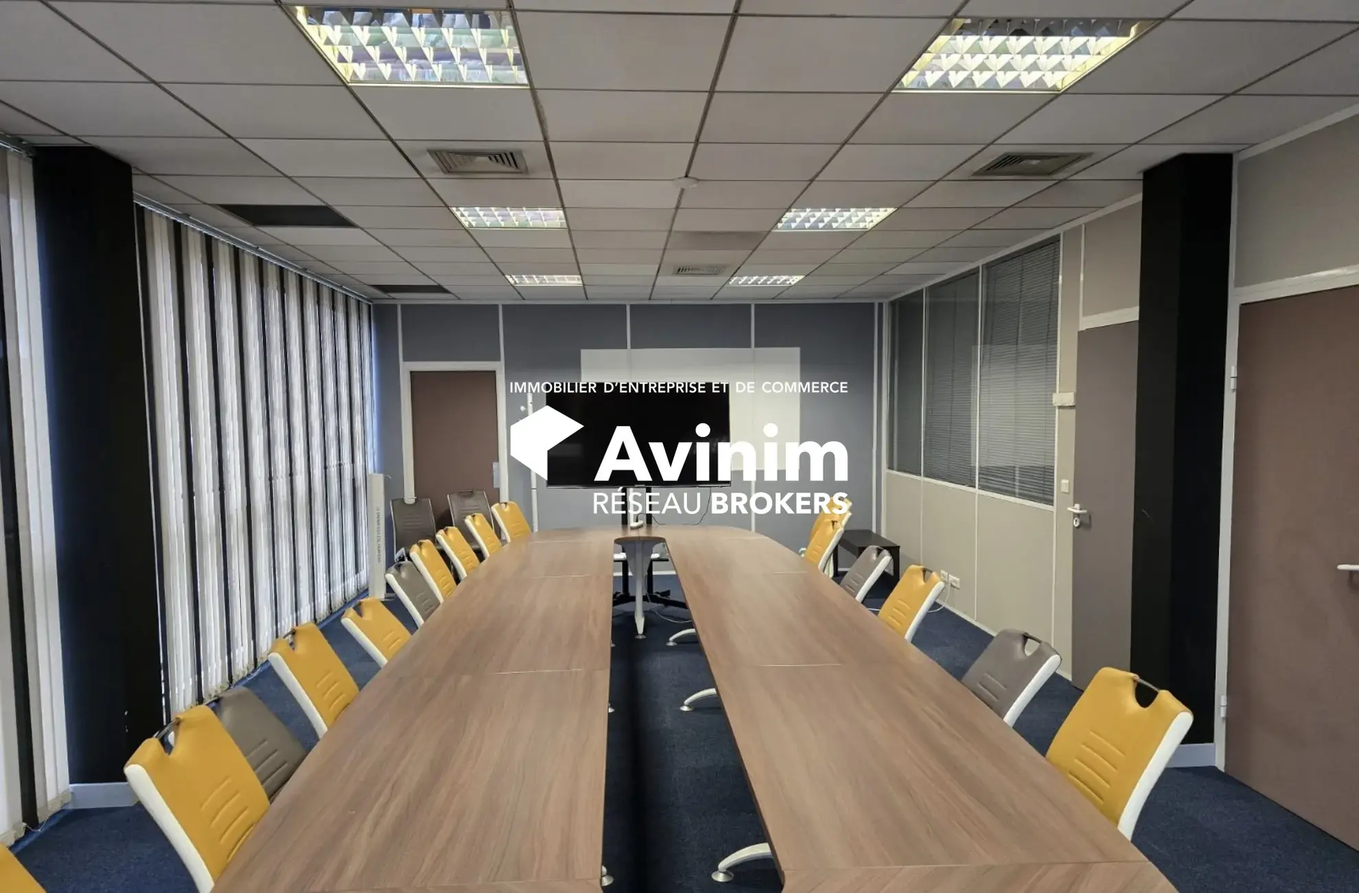 Immeuble de bureaux à vendre à Roissy-en-France, 1385 m², excellent état