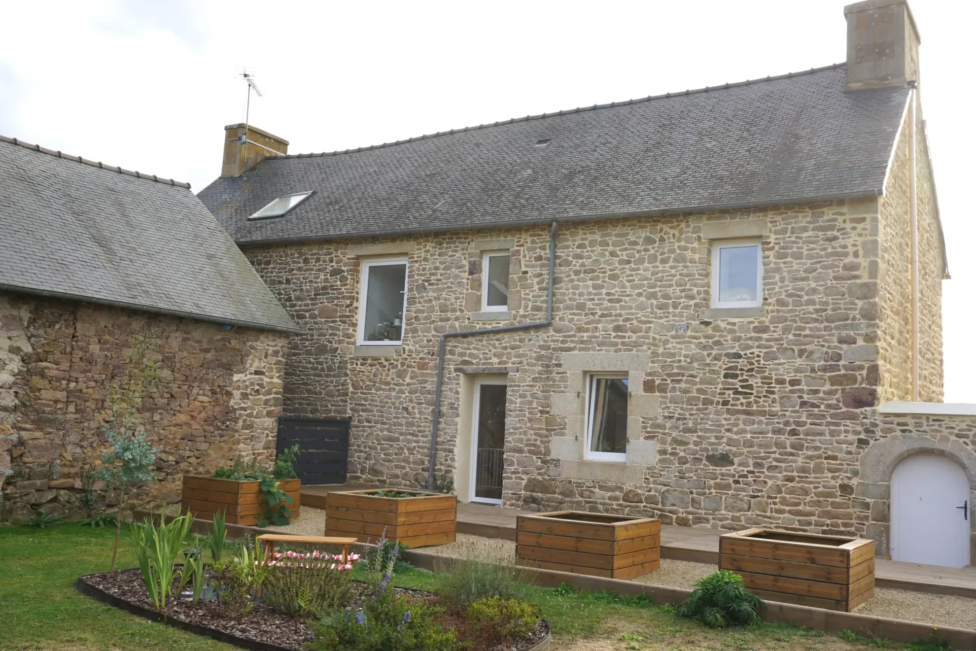 Maison en pierre rénovée avec dépendances à Yvias près de Paimpol 