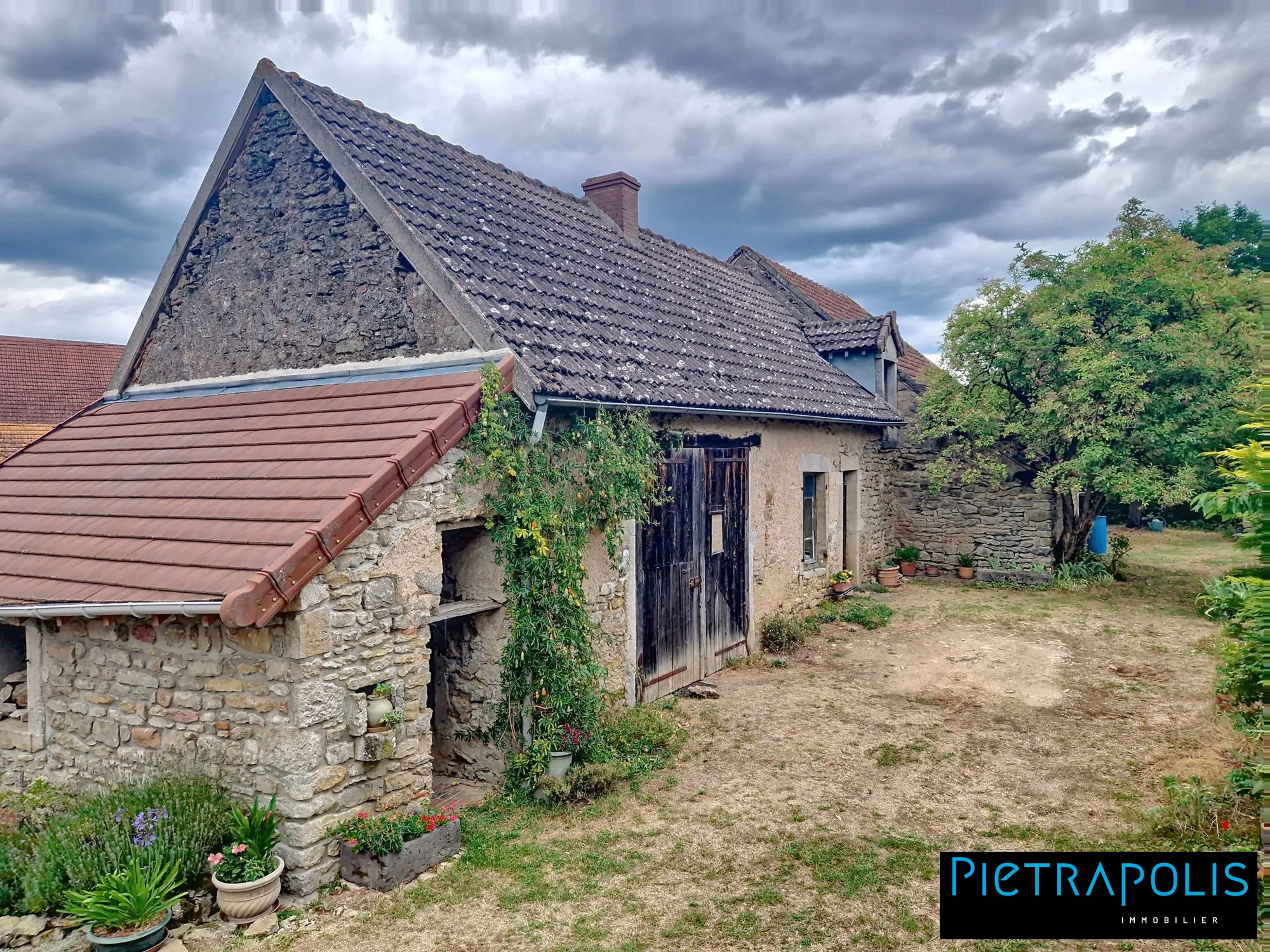 Maison en pierre à rénover avec dépendance dans le Charolais