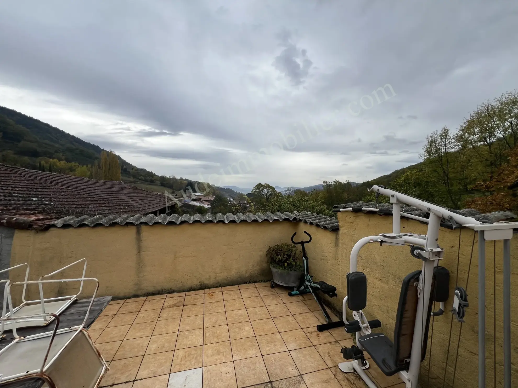 Maison de village en Haute-Vallée de l'Aude avec terrasse, garage et cour 