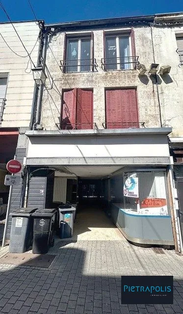 Immeuble à vendre en plein centre-ville de Chaumont avec local commercial et appartements à rénover