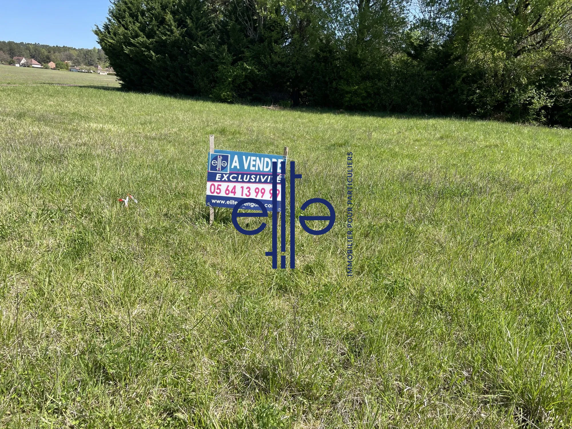 Terrain à bâtir plat à Trélissac proche Périgueux, 887 m²