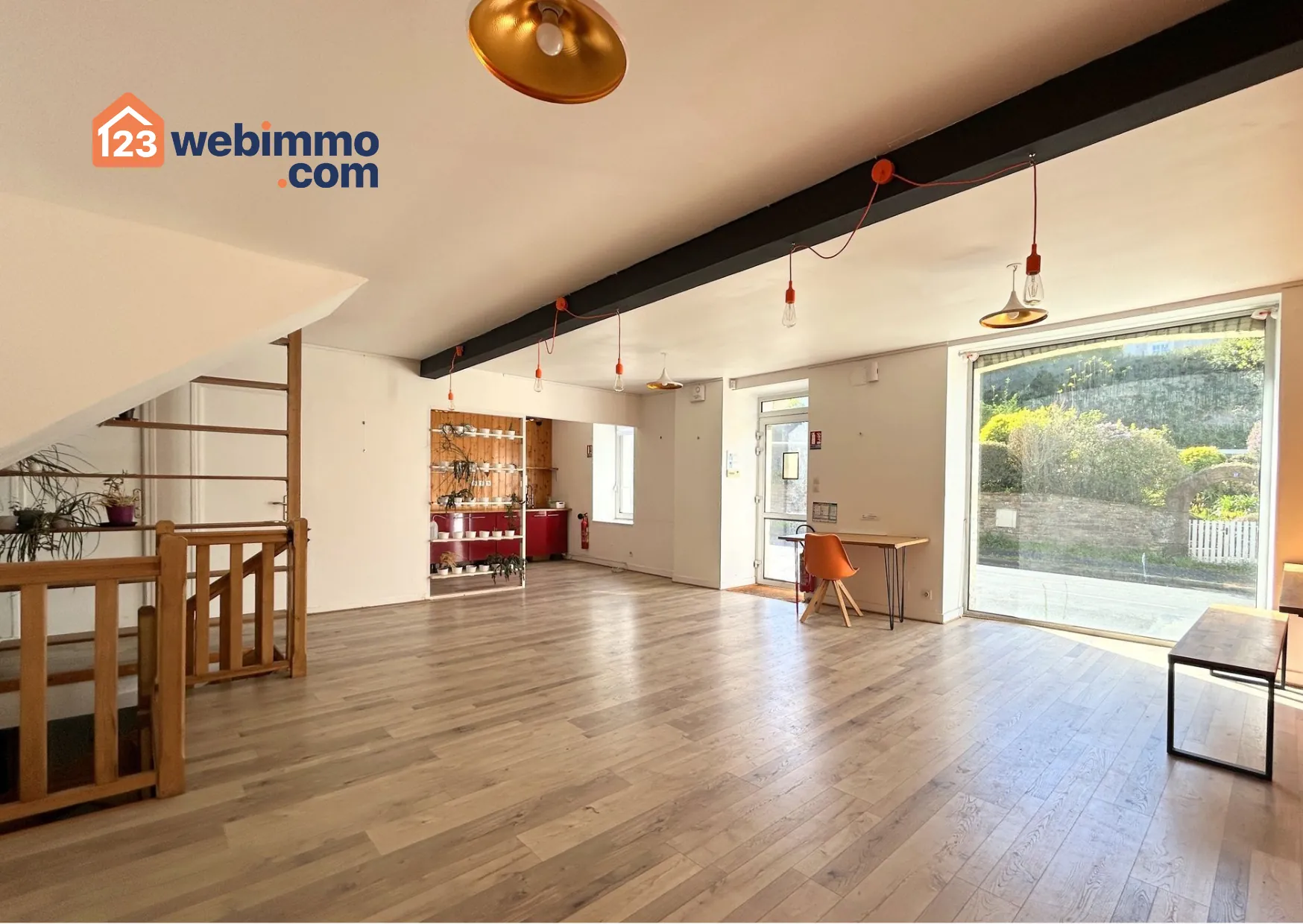 Local commercial mixte de 166 m² à Saint-Michel-en-Grève avec jardin et potentiel résidentiel