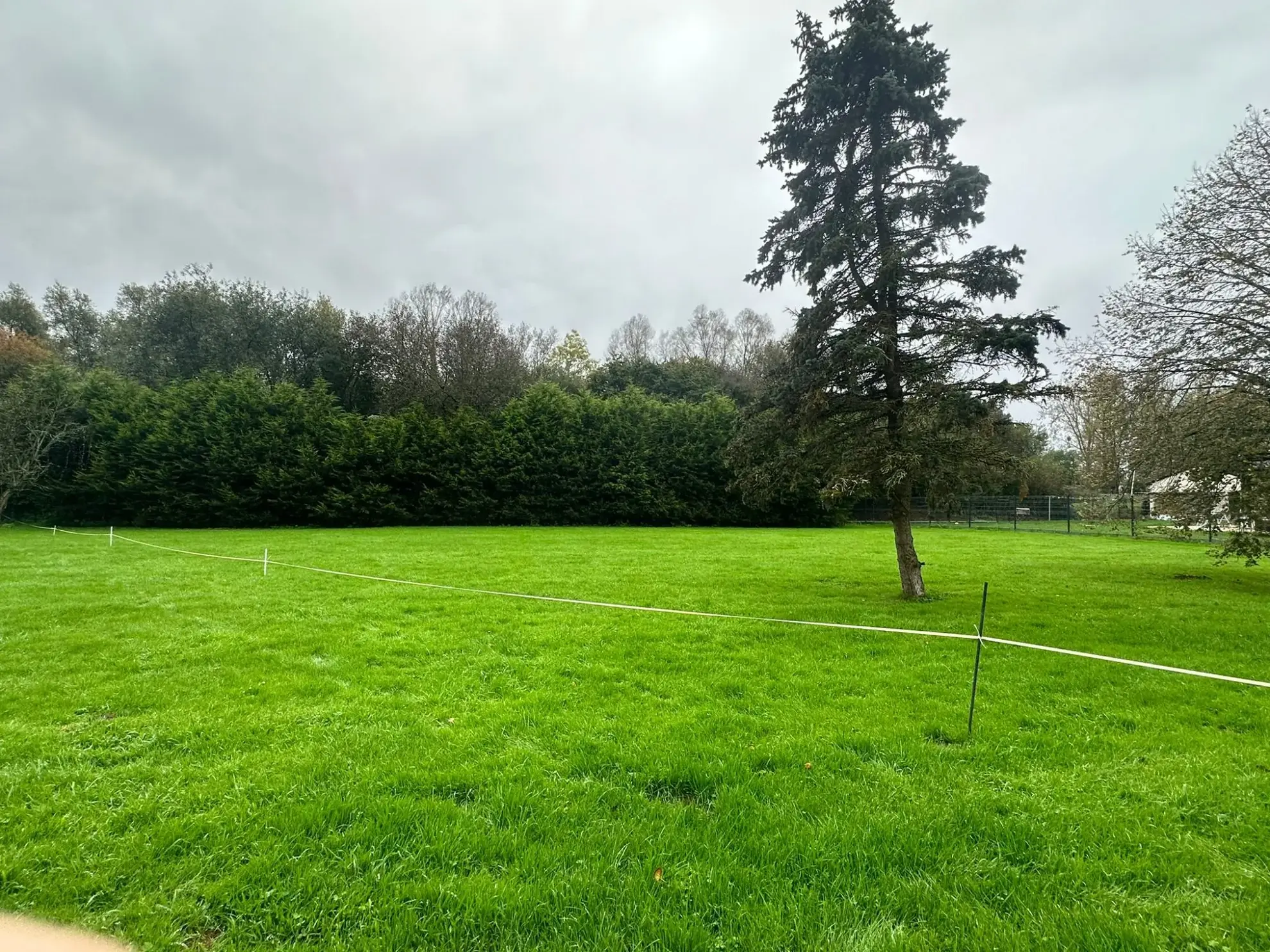 Terrain constructible de 1307 m² à Anvin, environnement paisible et raccordements prêts