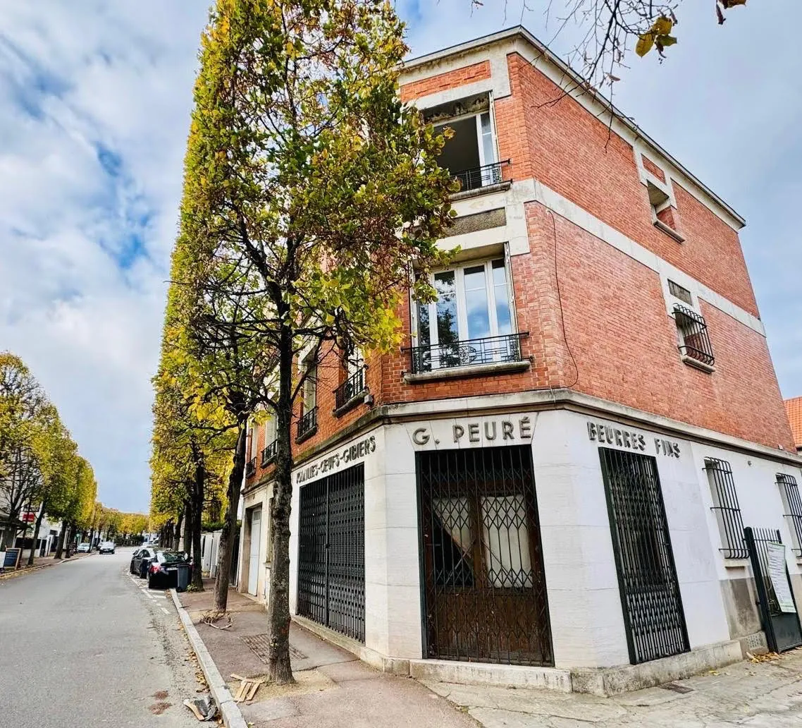 Local Commercial à Saint-Cloud – Vitrine 6m, 83 m², Emplacement Stratégique