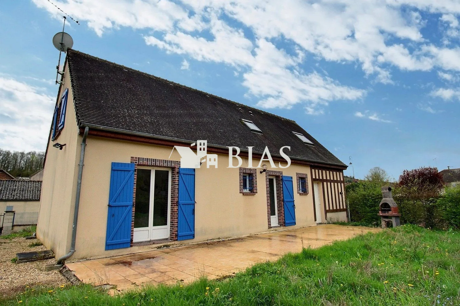 Maison à vendre à proximité de Bernay avec jardin lumineux