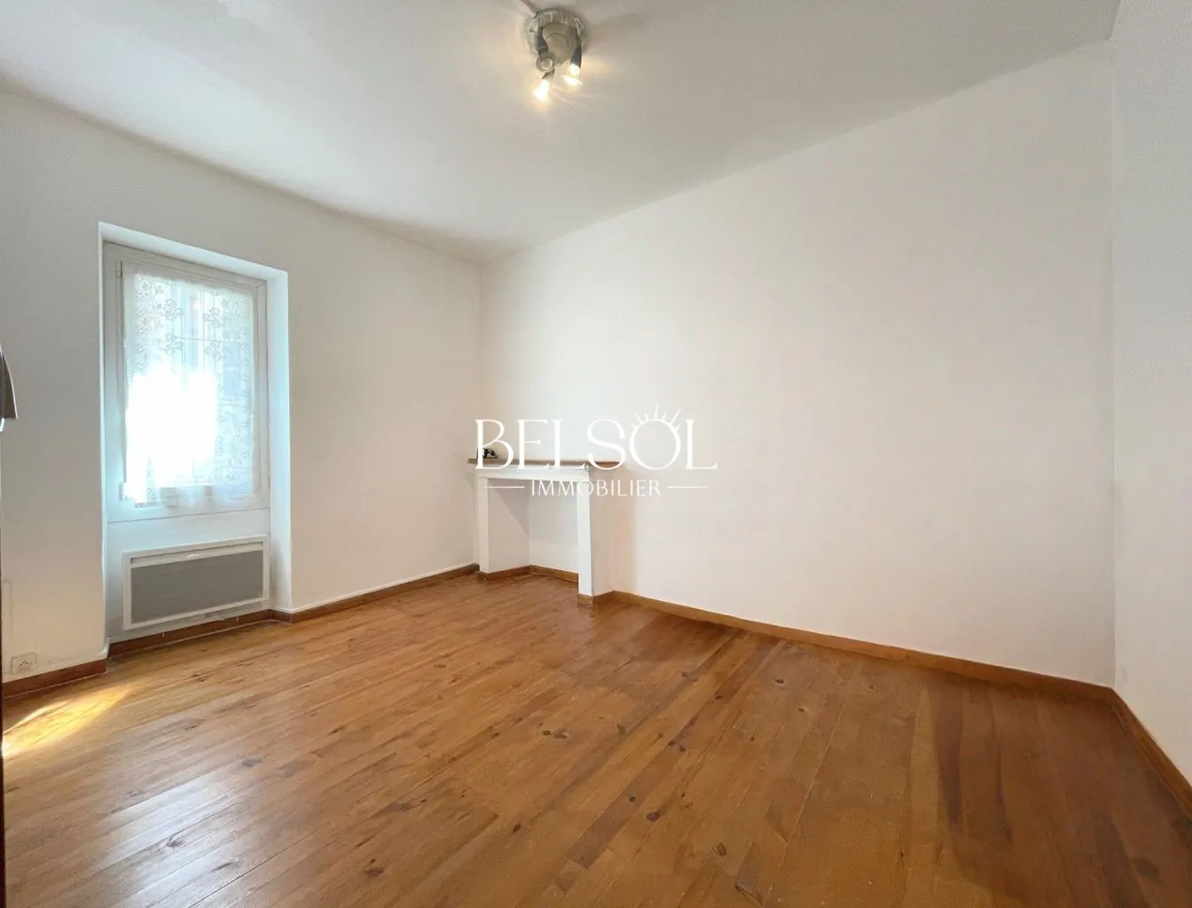 Maison de village à Prades avec options de rénovation et potentiel locatif 