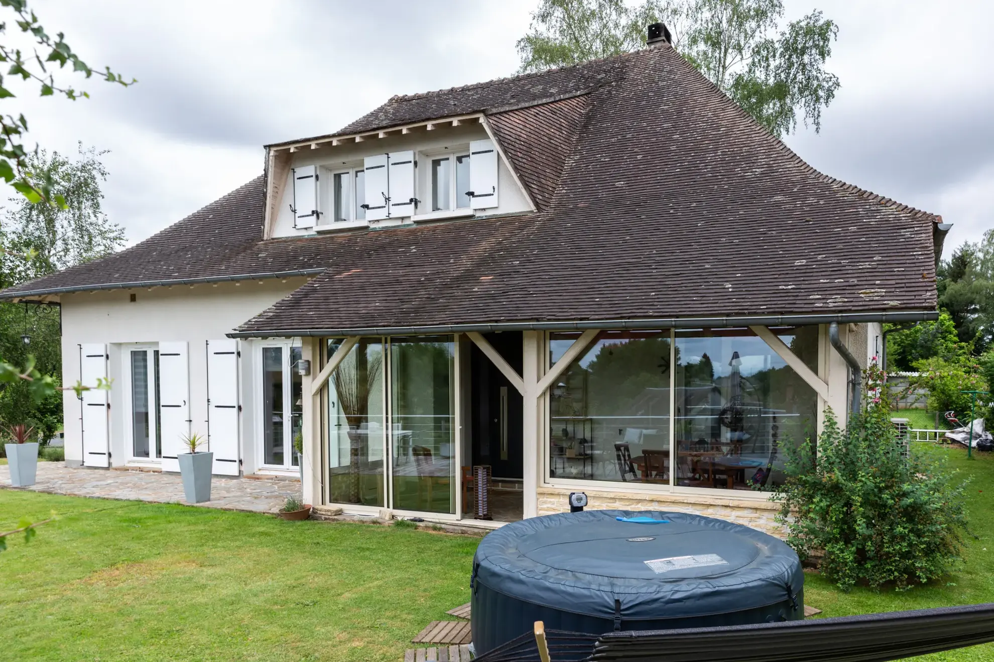 Maison rénovée avec terrasse et parking à Lubersac, 5 chambres