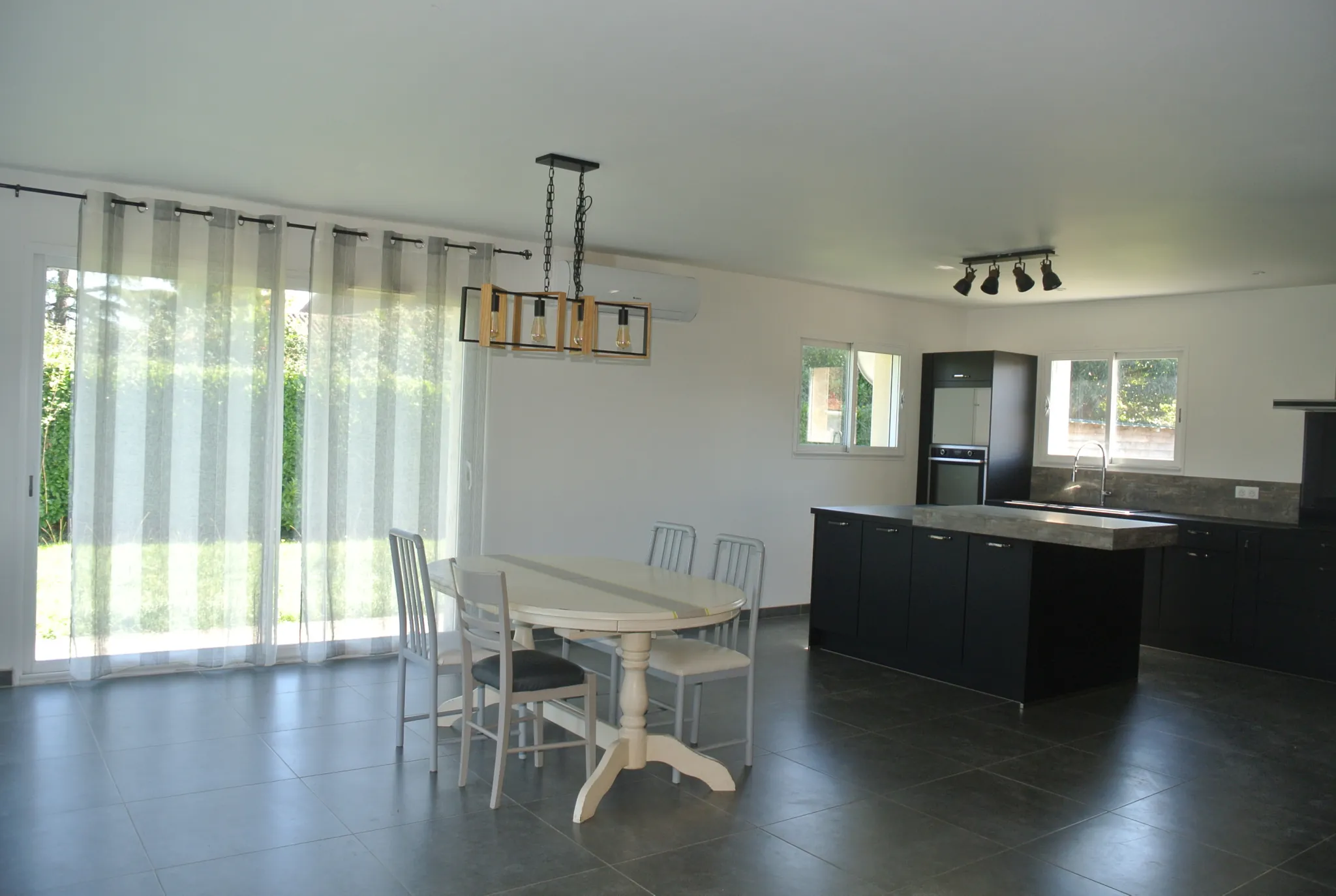 Maison récente avec piscine et panneaux solaires à Marmande