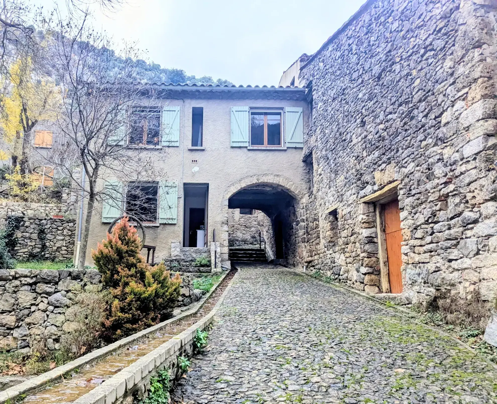 Maison ancienne du XIIIe siècle avec dépendance, vue château à Termes