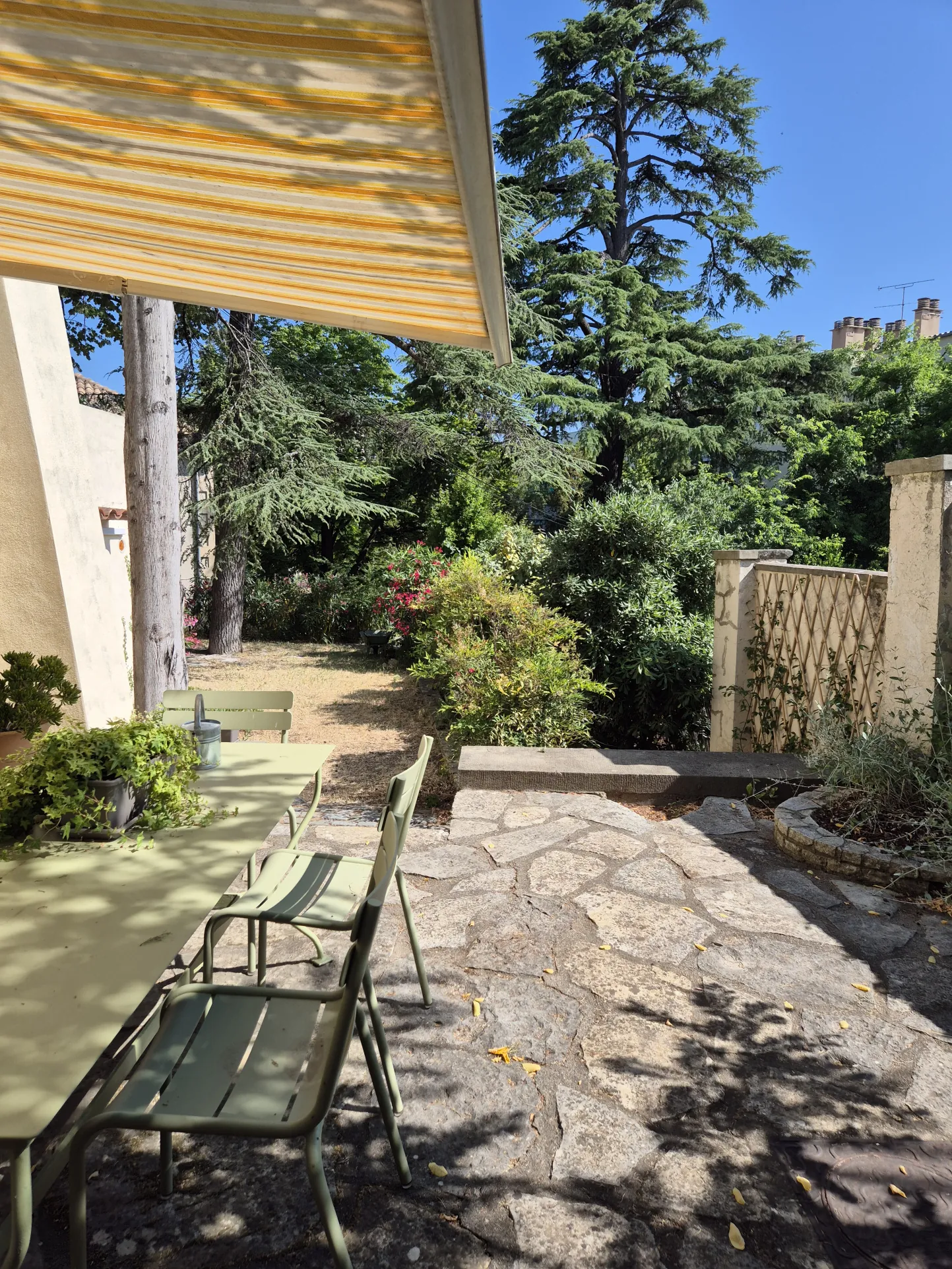 A vendre appartement 3 pièces avec jardin, terrasses, caves et parking à Nîmes Mont Duplan