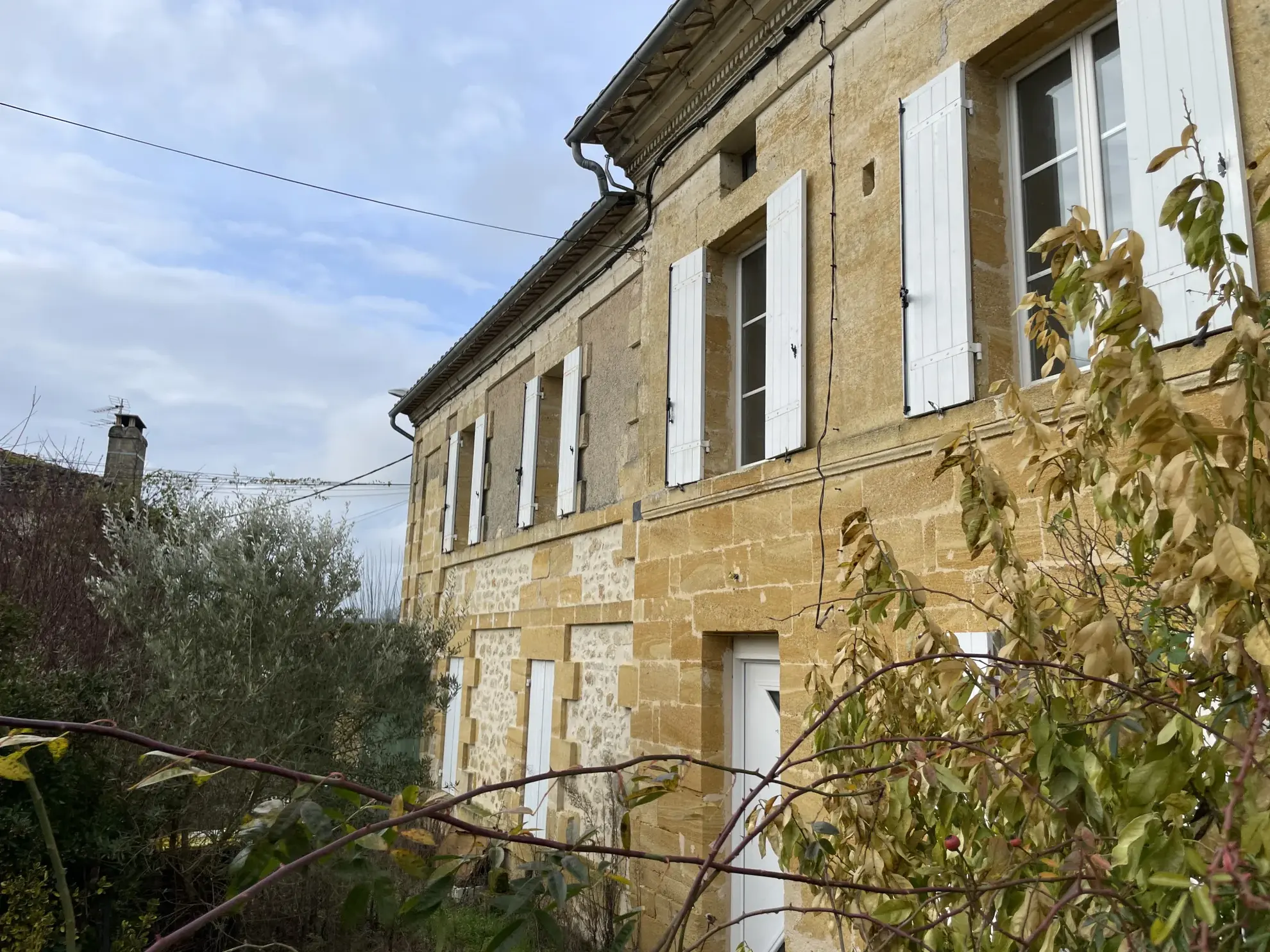 Charmante maison en pierre avec beaucoup de potentiel à Sainte-Colombe, Dordogne