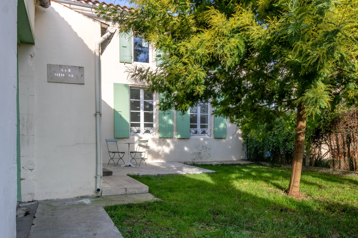Maison de village avec 5 chambres, dépendances et jardin à Les Essards (17250)
