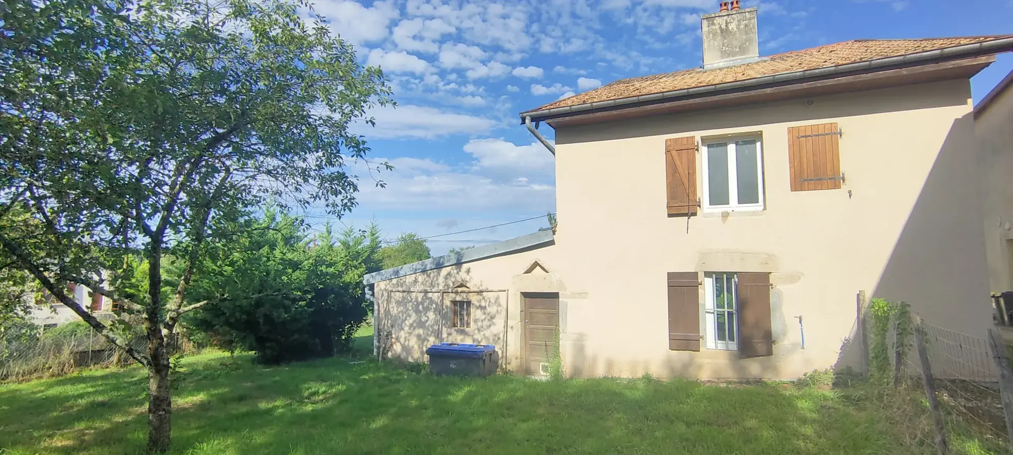 Maison de village rénovée de 131 m² avec garage et jardin à Courchapon