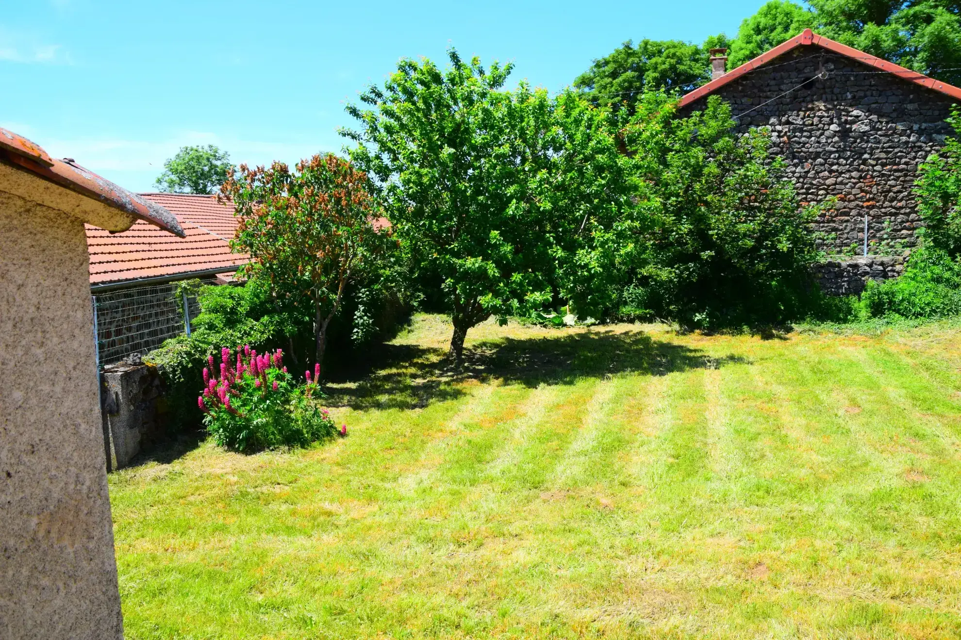 Maison indépendante de 131 m² à COUCOURON, Ardèche avec garage et terrasse ensoleillée