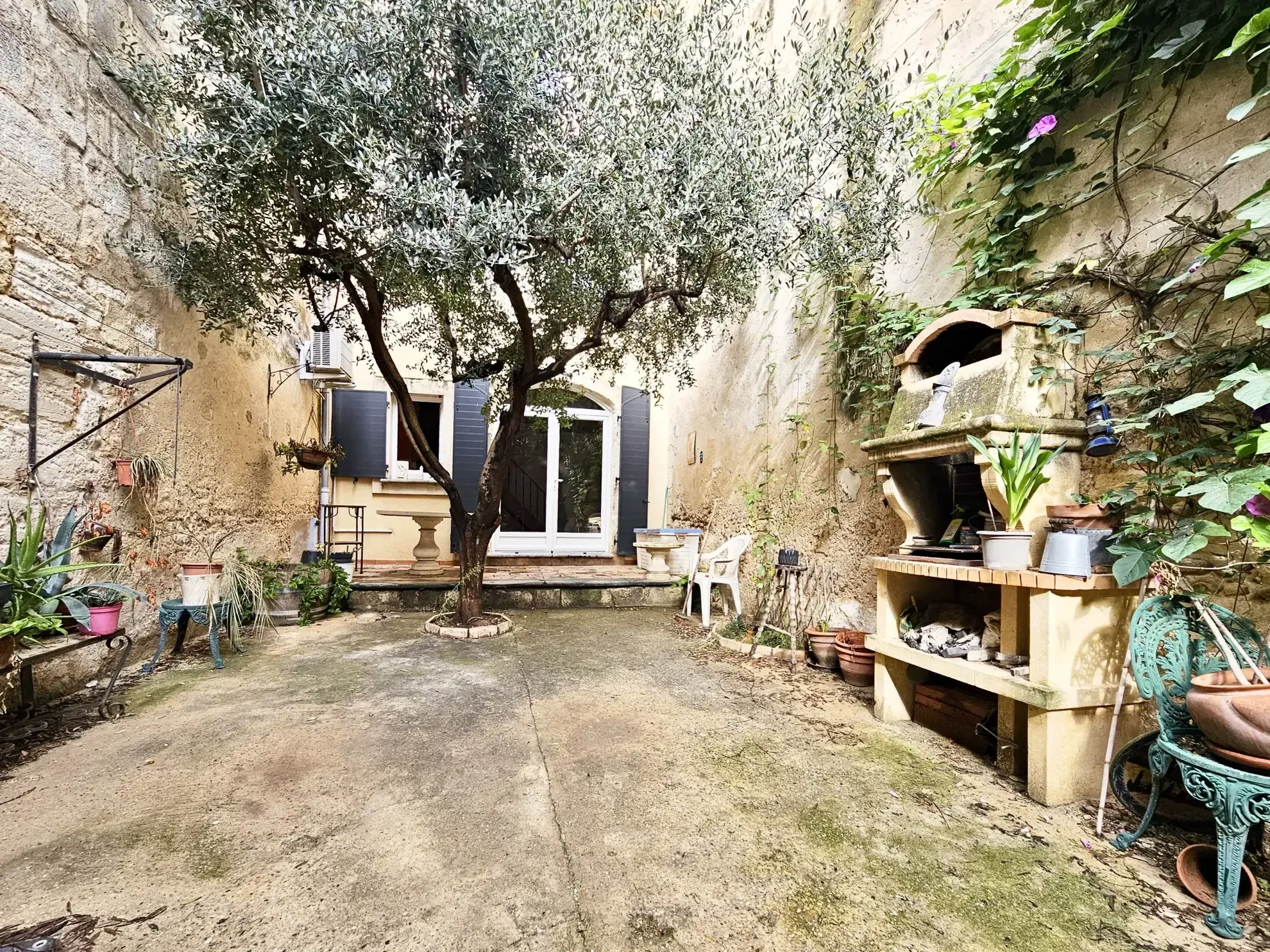 Maison de village à Saint Gilles avec cour et stationnement, rénovée et moderne