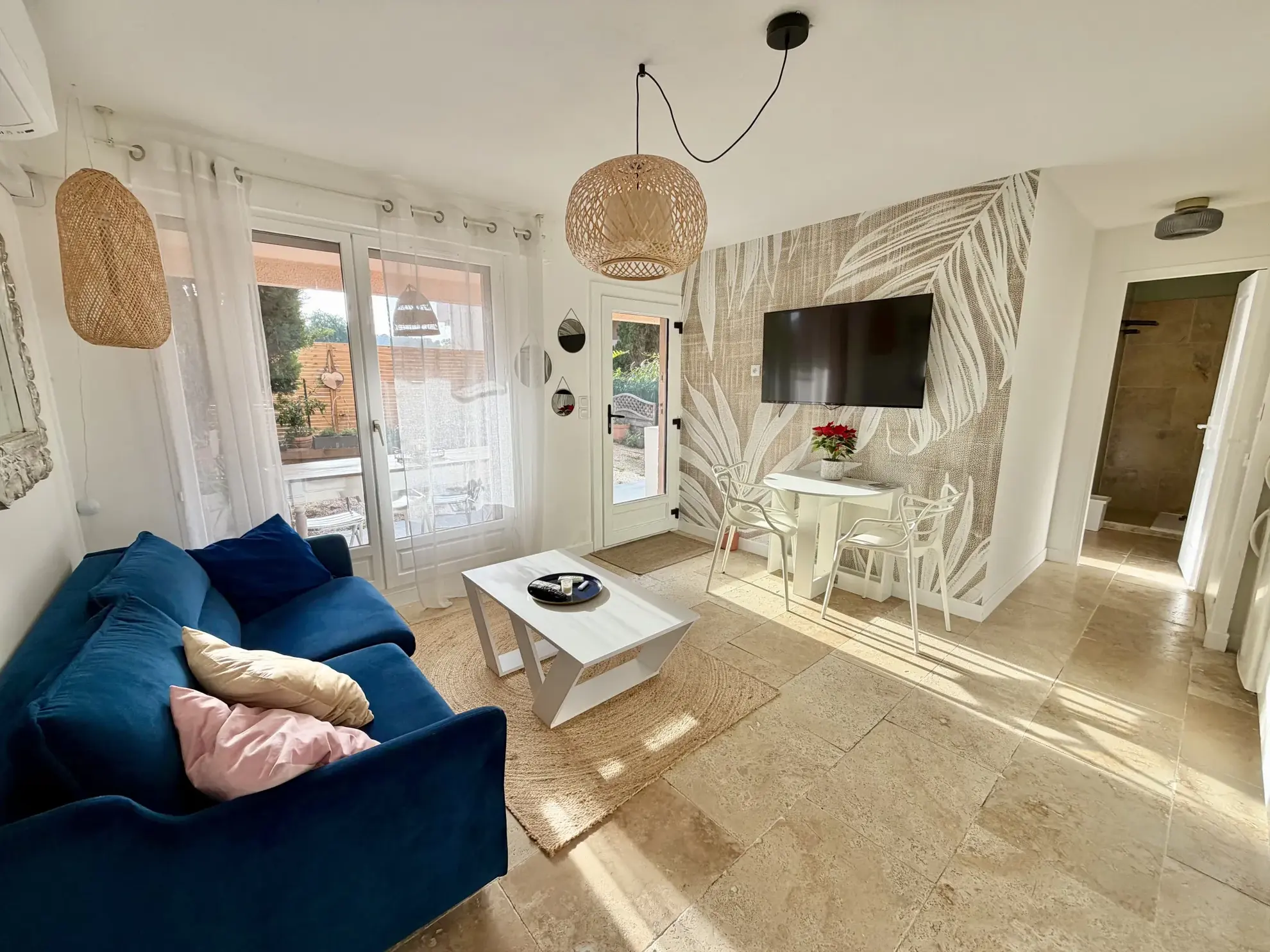 Appartement T2 en Rez-de-Jardin à Sanary-sur-Mer avec Piscine et Jardin Privé 