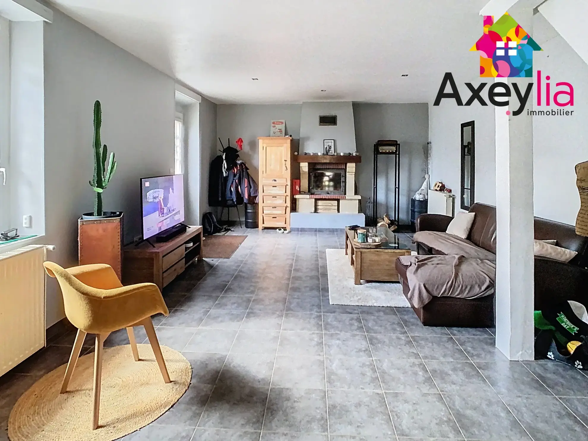 Maison rénovée à Renaison avec 3 chambres, terrasse et terrain de 696 m² 