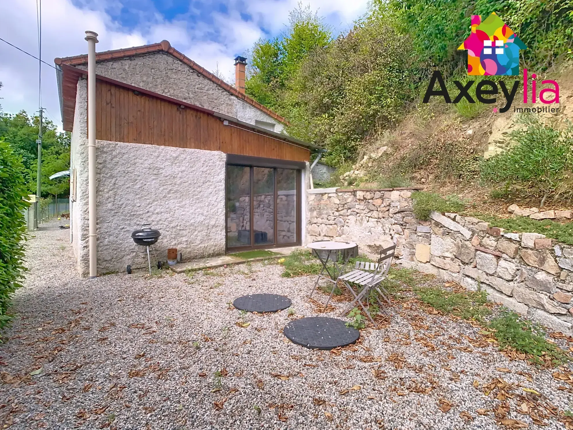 Maison rénovée à Renaison avec 3 chambres, terrasse et terrain de 696 m² 