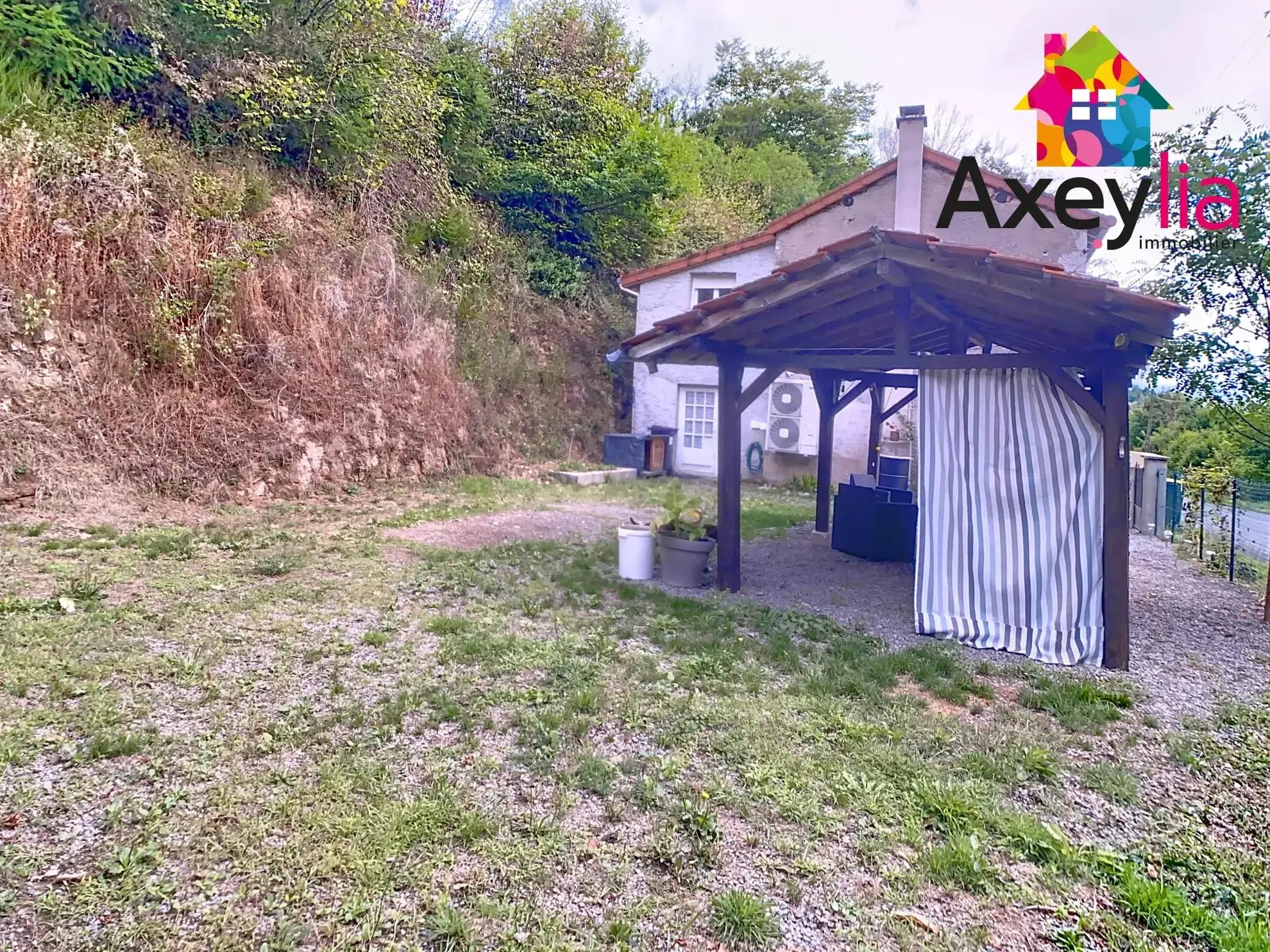 Maison rénovée à Renaison avec 3 chambres, terrasse et terrain de 696 m² 