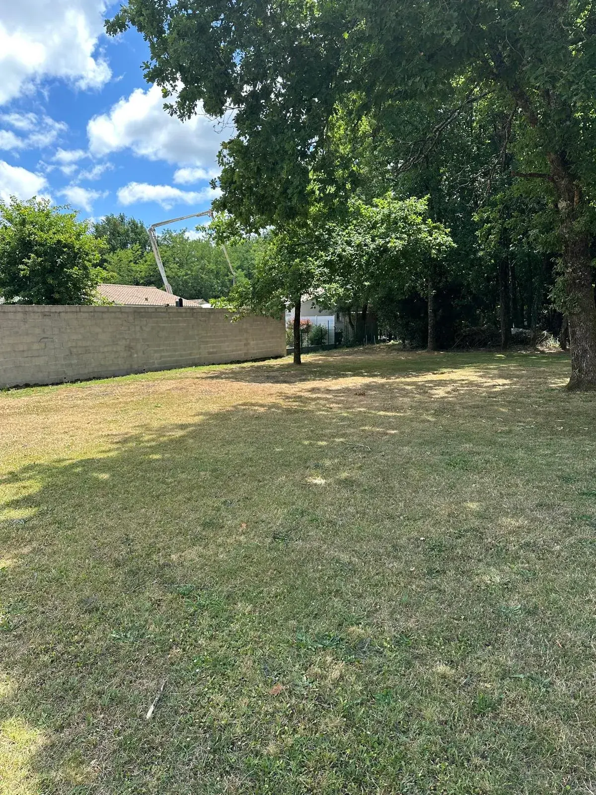 Terrain à bâtir de 1000 m² à Avensan, environnement verdoyant