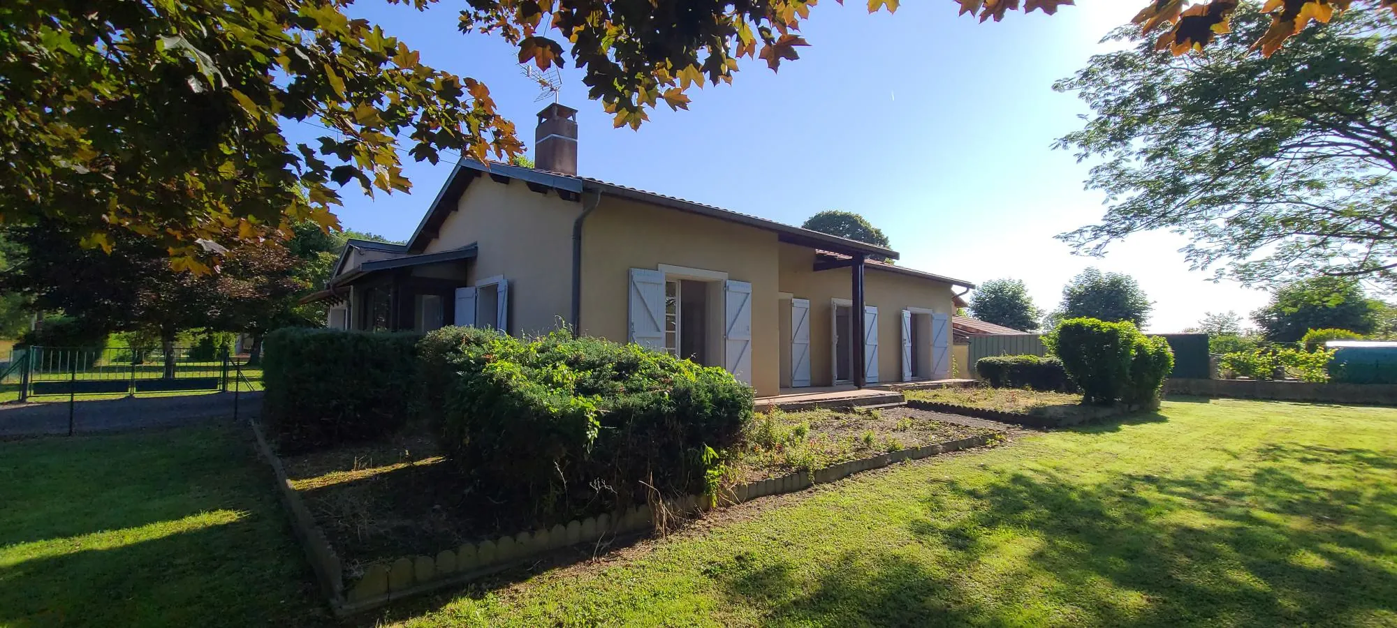 Maison individuelle de plain-pied de 97 m² avec jardin arboré à Beauchalot