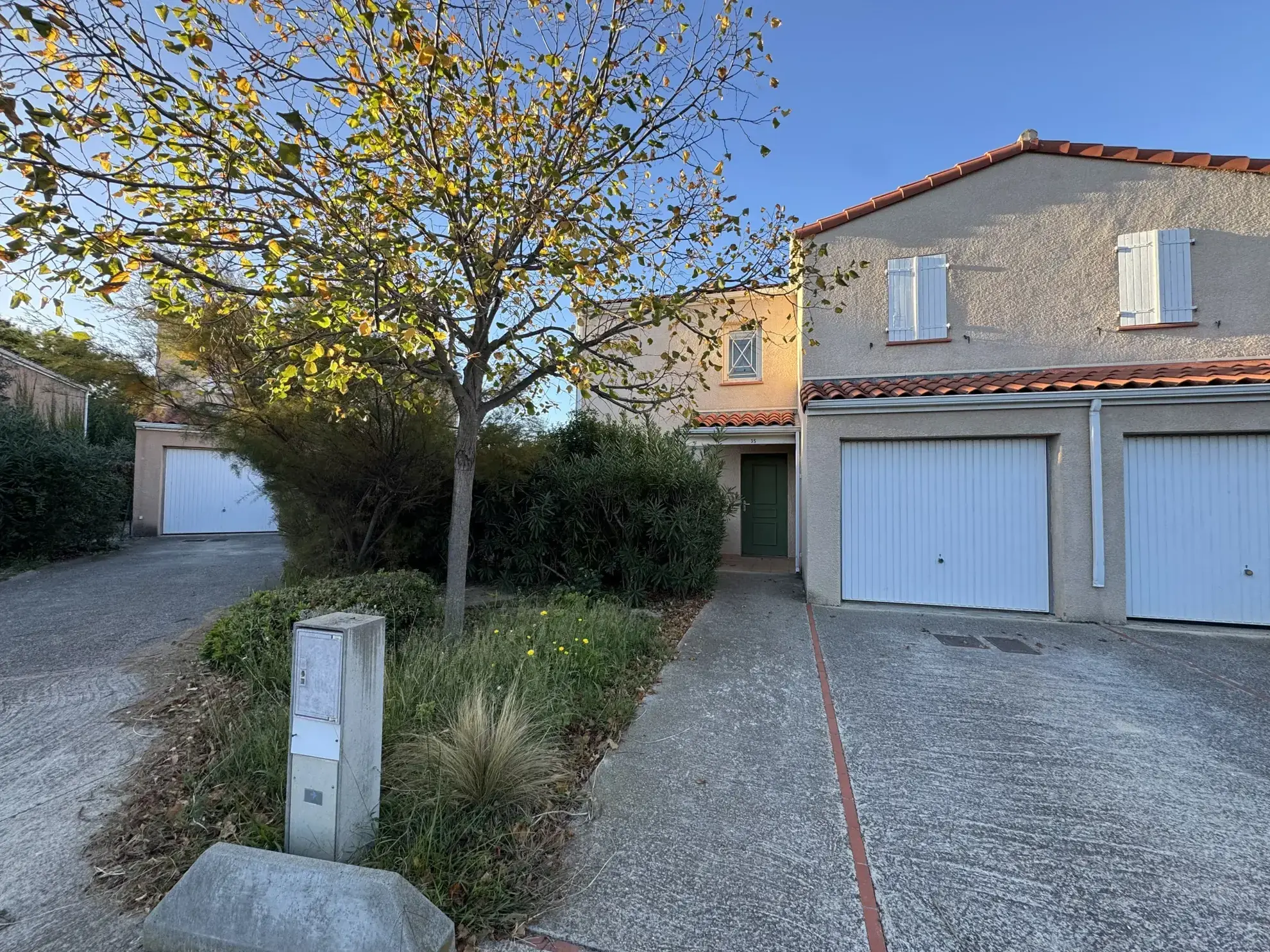Villa avec jardin et garage à Canohes, proche commodités 