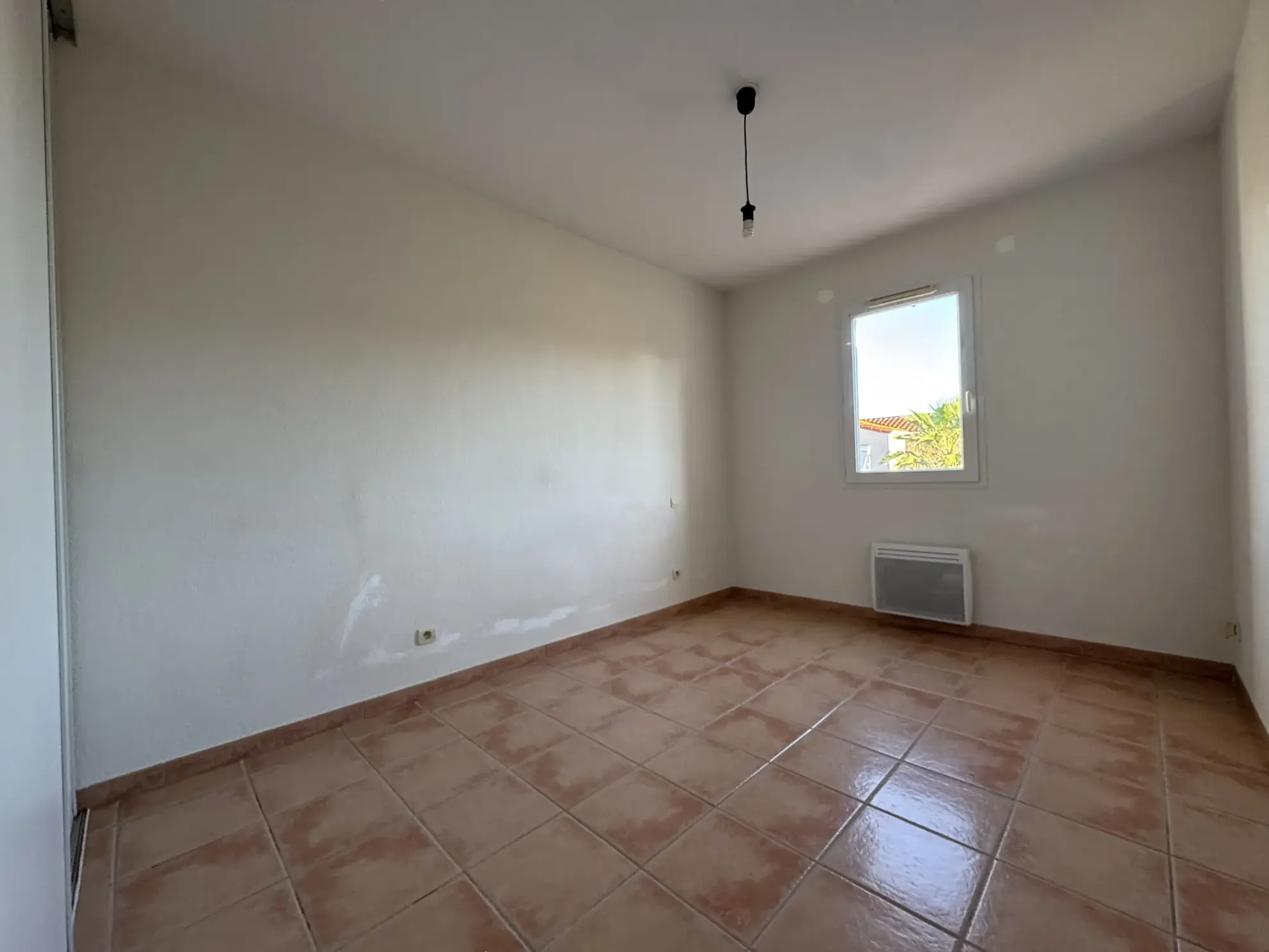 Villa avec jardin et garage à Canohes, proche commodités 