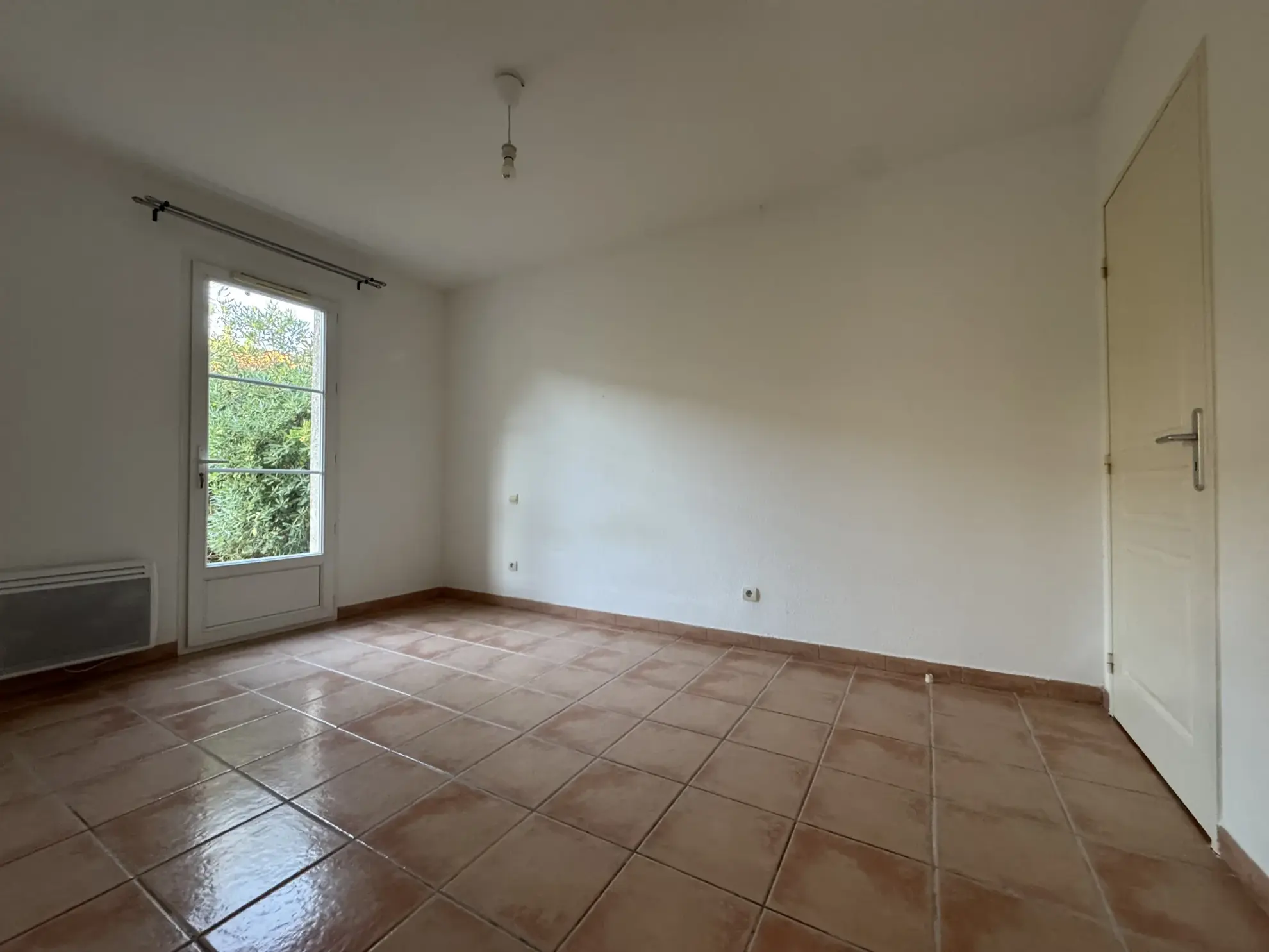 Villa avec jardin et garage à Canohes, proche commodités 