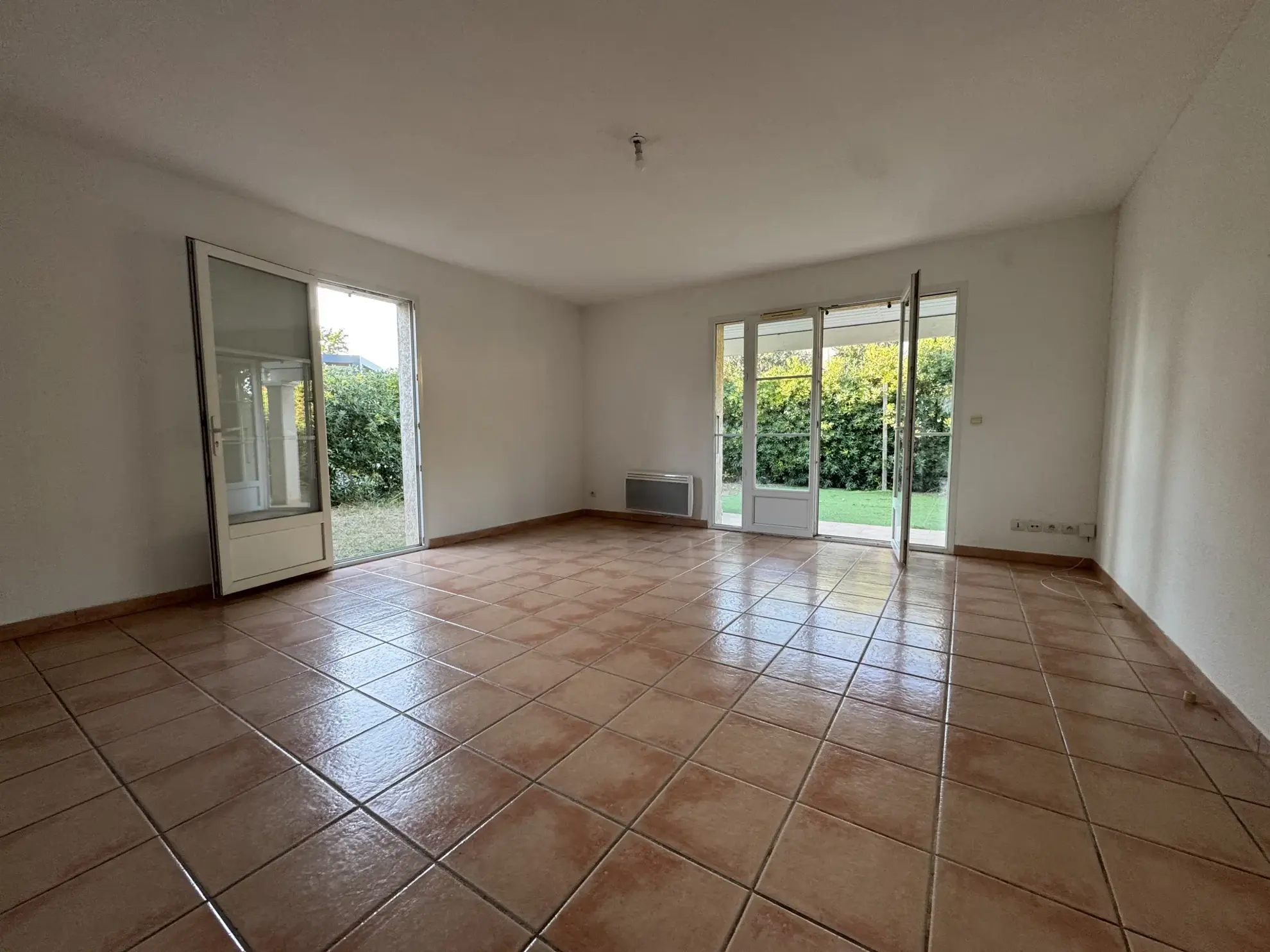 Villa avec jardin et garage à Canohes, proche commodités 