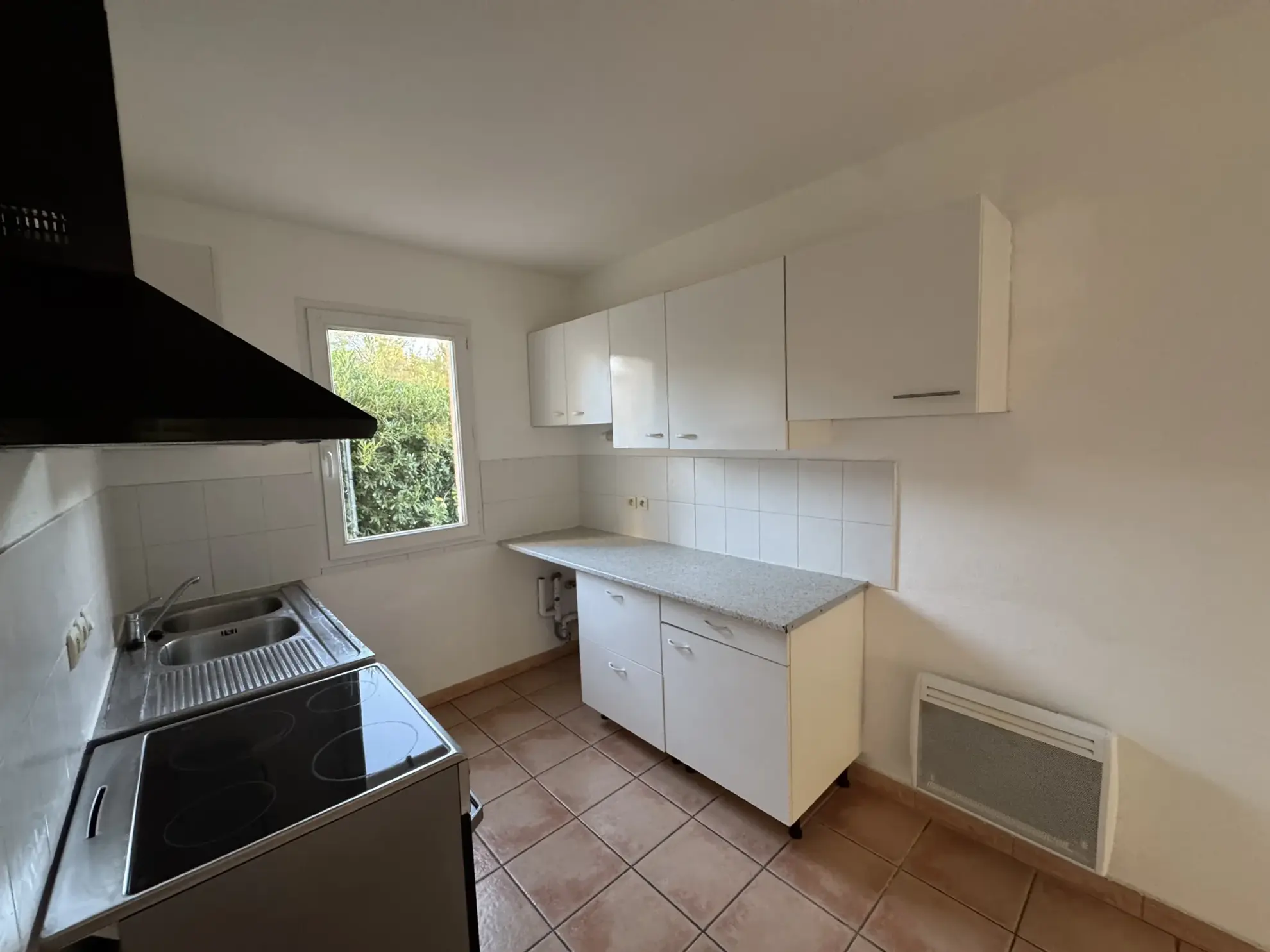 Villa avec jardin et garage à Canohes, proche commodités 