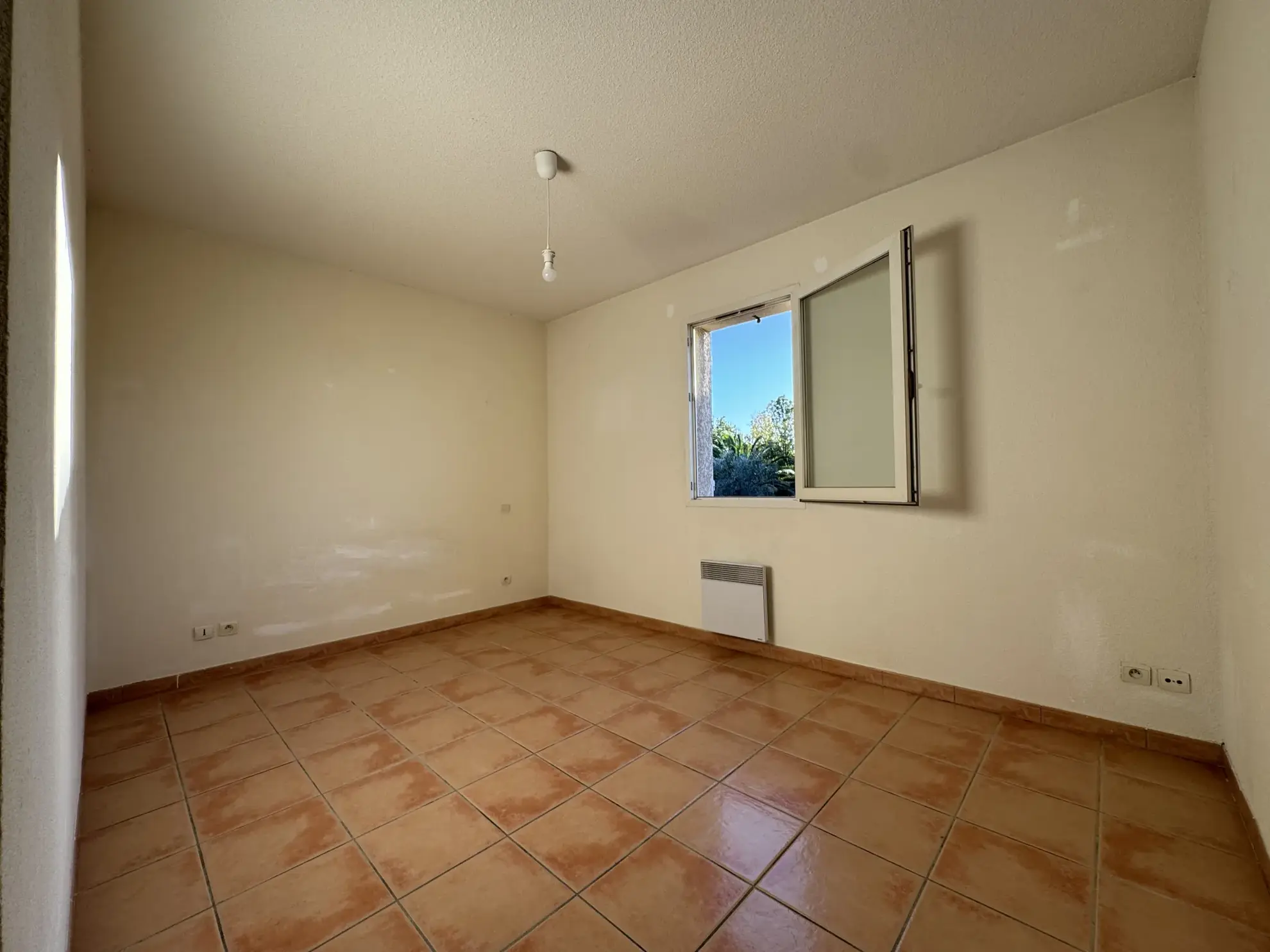 Villa avec jardin et garage à Canohes, proche commodités 