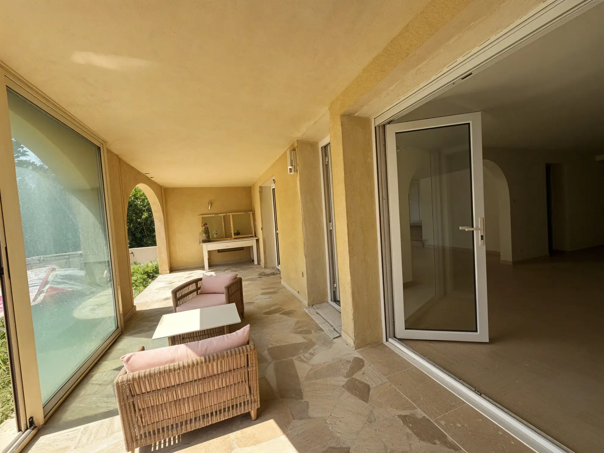 A vendre bas de maison rénové de 117 m² à Villevieille avec 3 chambres et jardin de 230 m² 