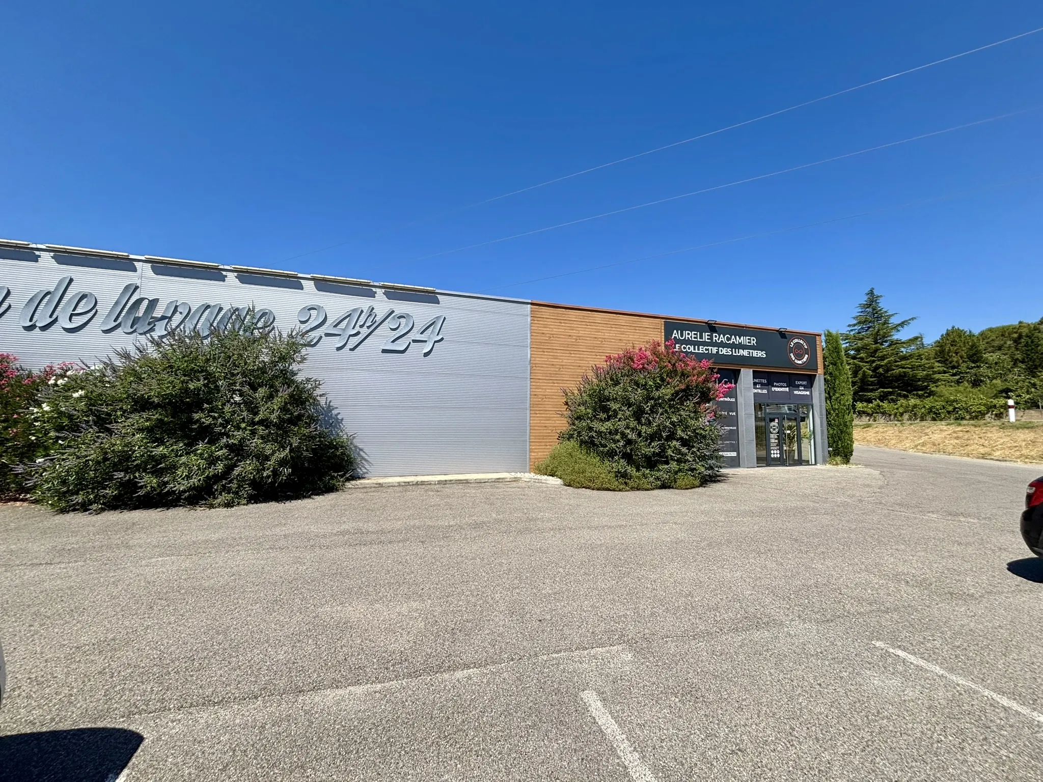 Local commercial à Valaurie avec forte visibilité et rentabilité immédiate 