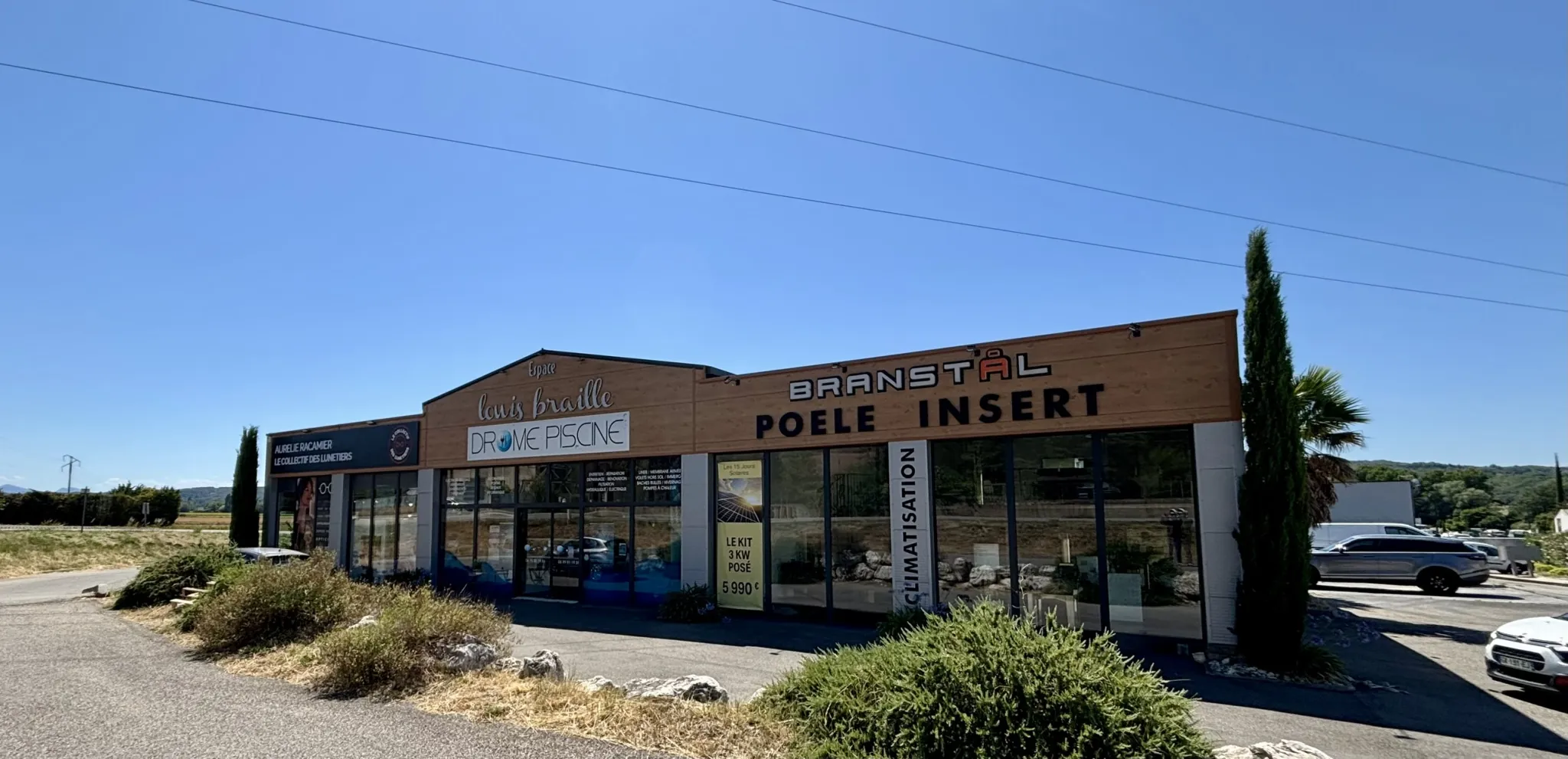 Local commercial à Valaurie avec forte visibilité et rentabilité immédiate 