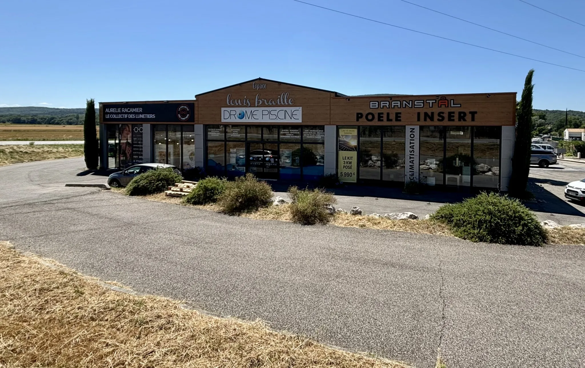 Local commercial à Valaurie avec forte visibilité et rentabilité immédiate 