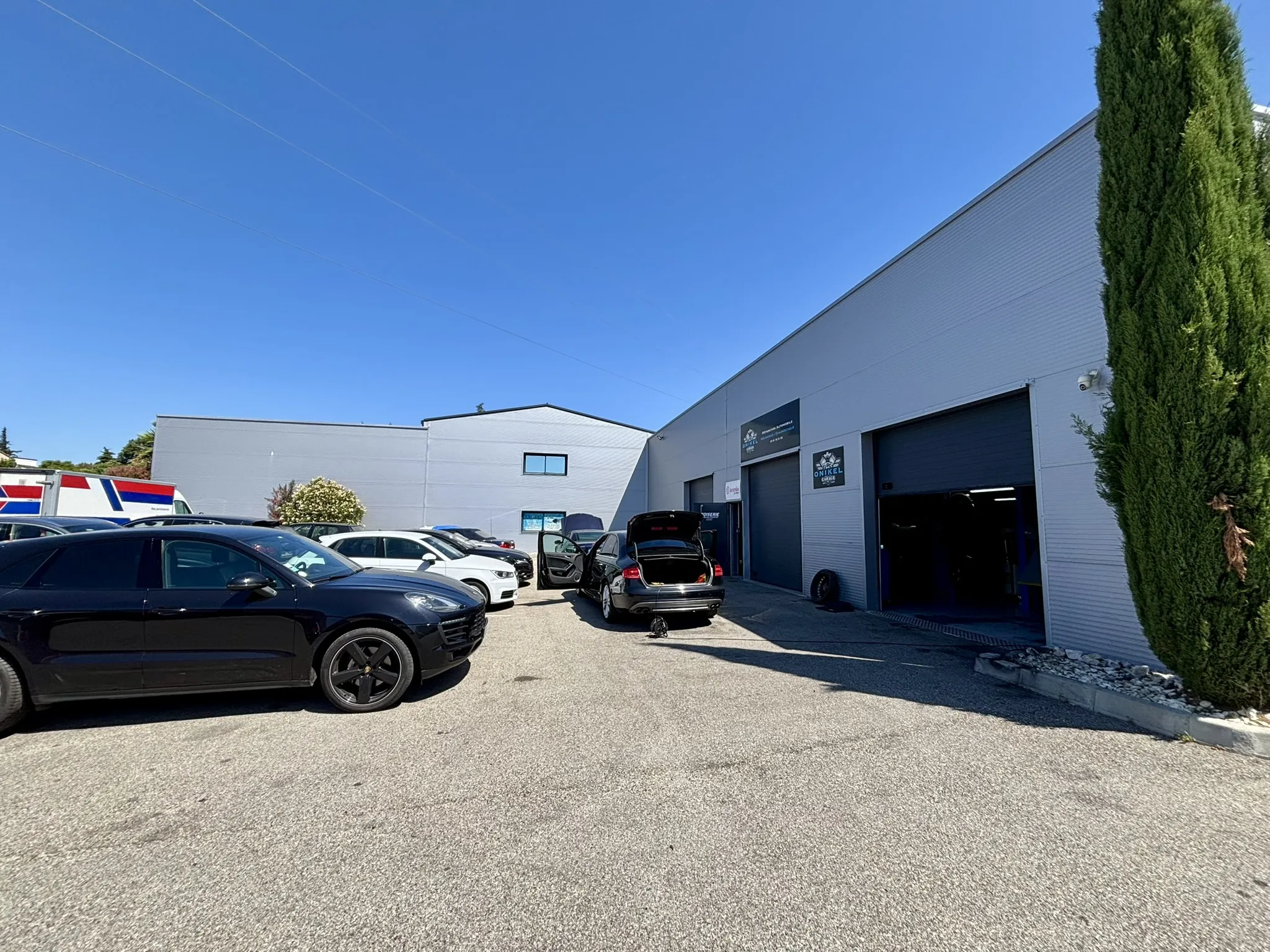 Local commercial à Valaurie avec forte visibilité et rentabilité immédiate 