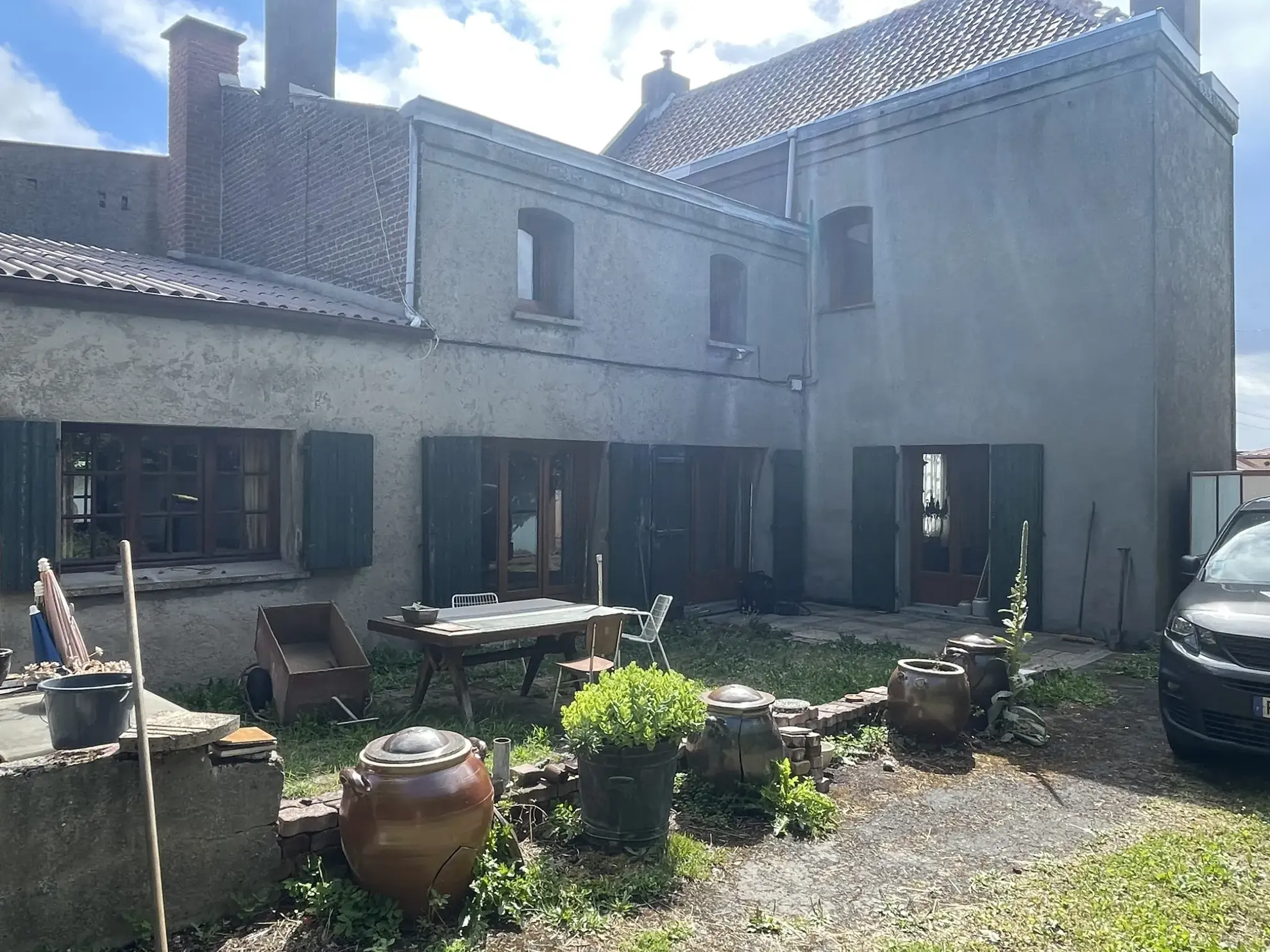 Maison à vendre de 139m² avec hangar et terrain à Lievin, idéale pour projet de rénovation 