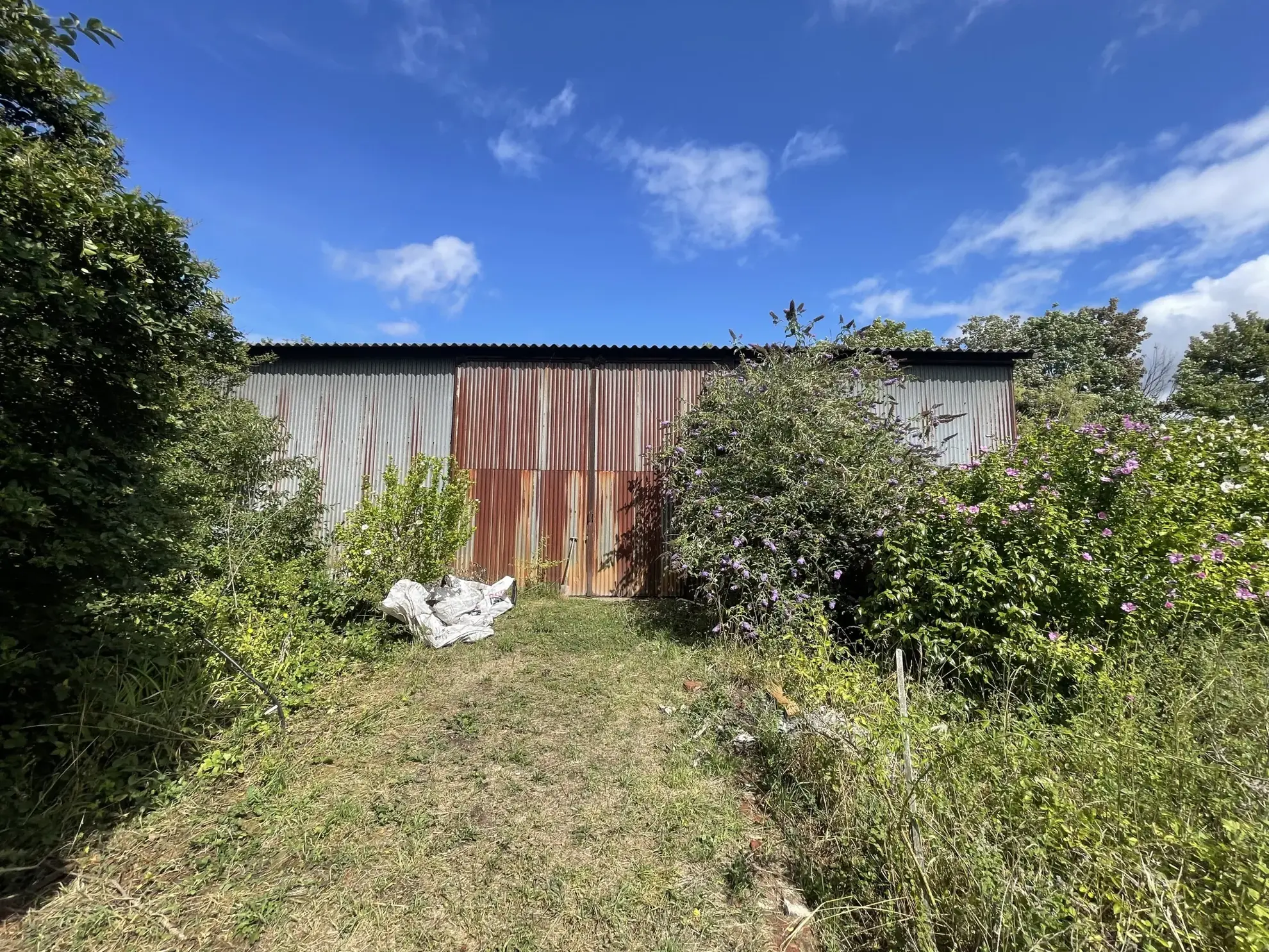 Maison à vendre de 139m² avec hangar et terrain à Lievin, idéale pour projet de rénovation 