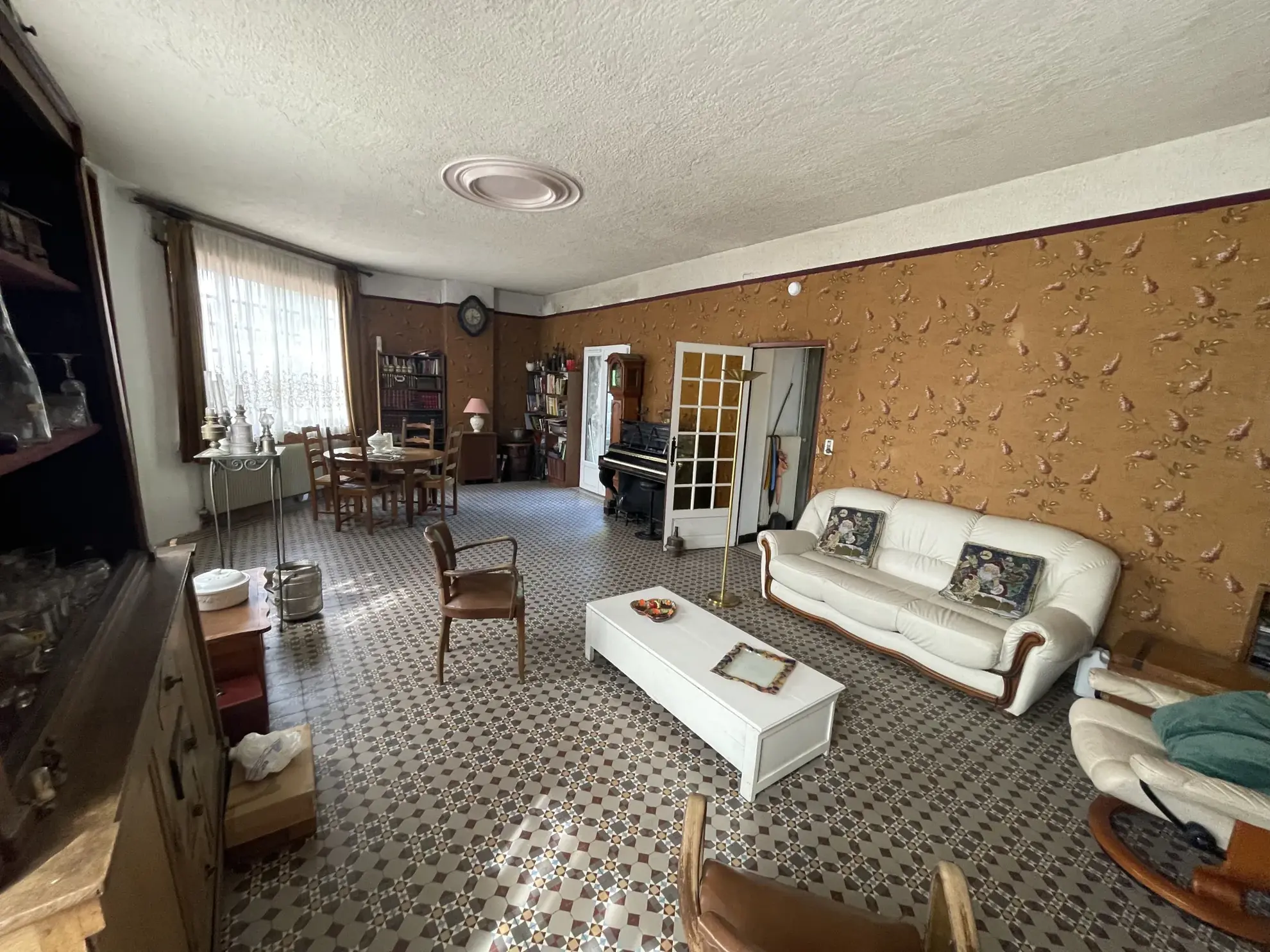 Maison à vendre de 139m² avec hangar et terrain à Lievin, idéale pour projet de rénovation 