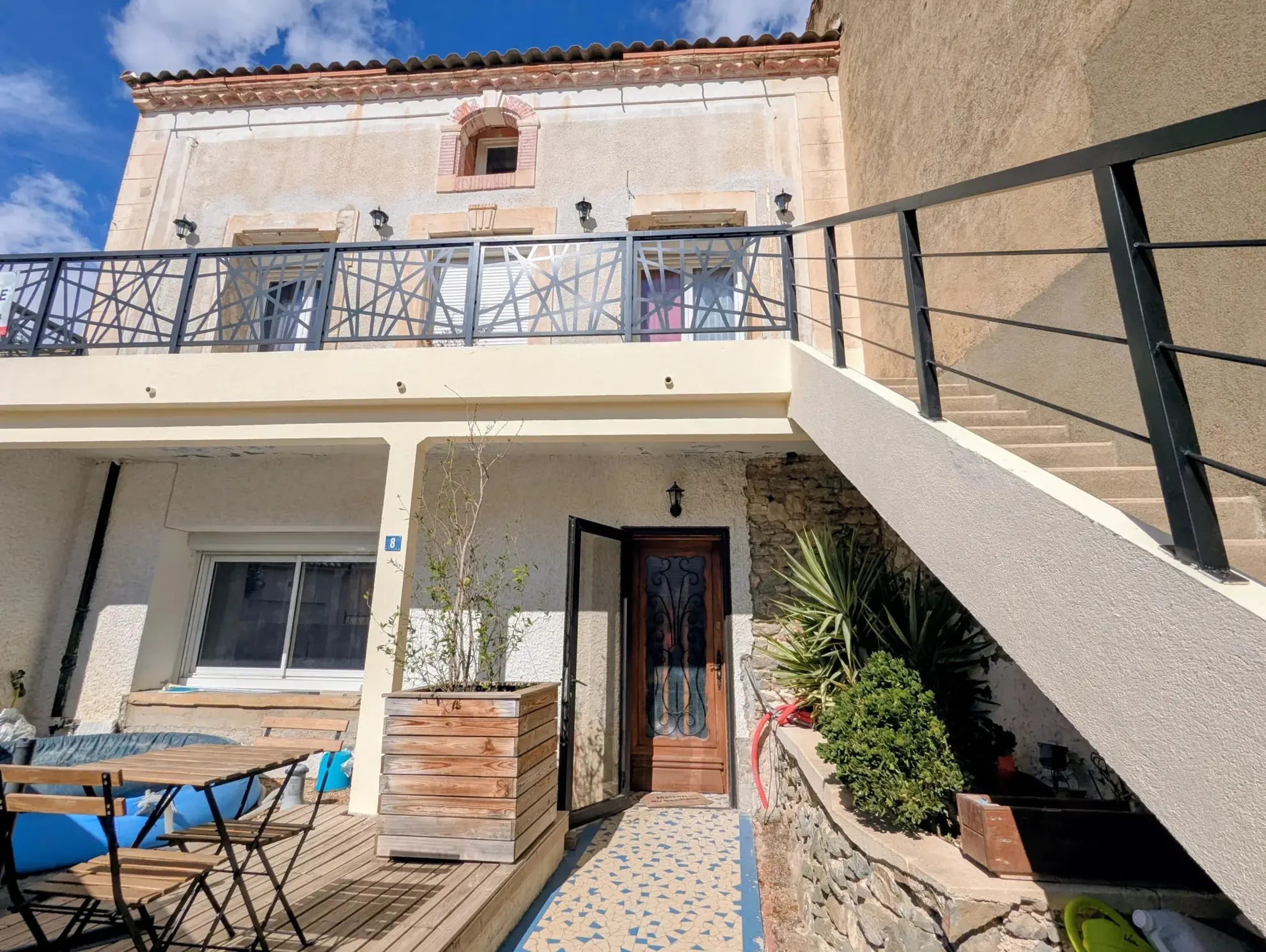 Maison rénovée avec annexes et fort potentiel à Paraza près du Canal du Midi