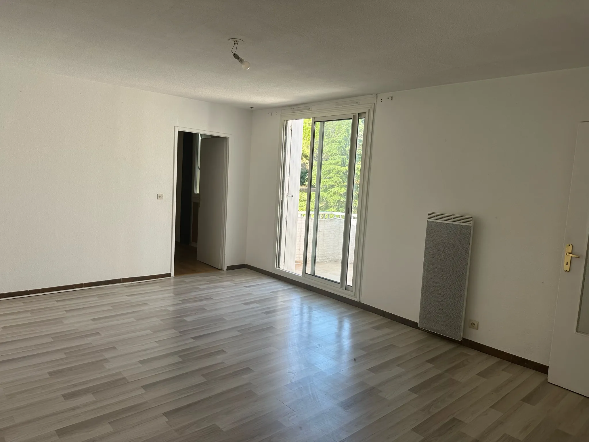 Appartement T5 de 91 m² avec terrasse à Lodève, calme et pratique 