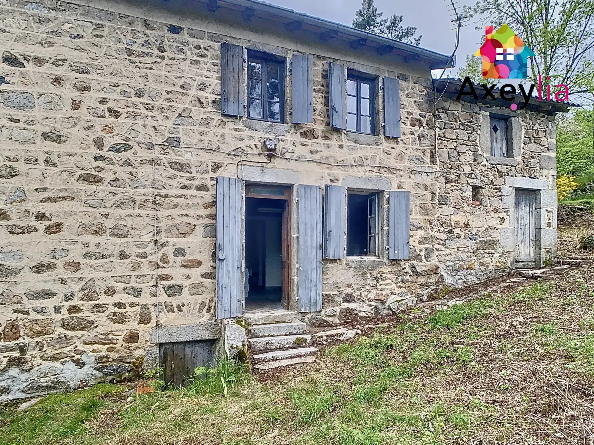 Maison en pierres à rénover avec dépendance, jardin et garage à Saint-Nicolas-des-Biefs 