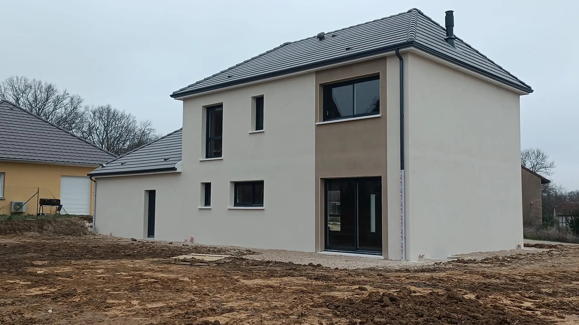 Maison neuve en fin de construction dans le village du Miroir, performance énergétique A