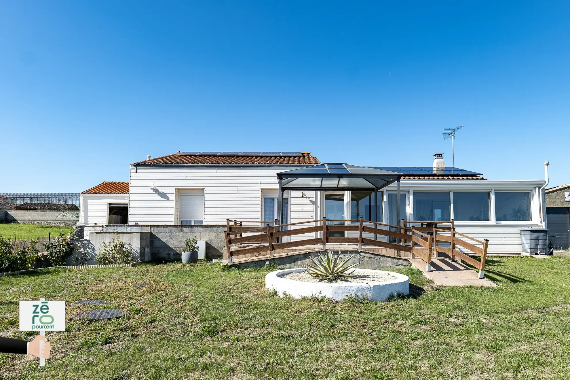 Maison familiale avec piscine, dépendances et terrain constructible à Vix en Vendée