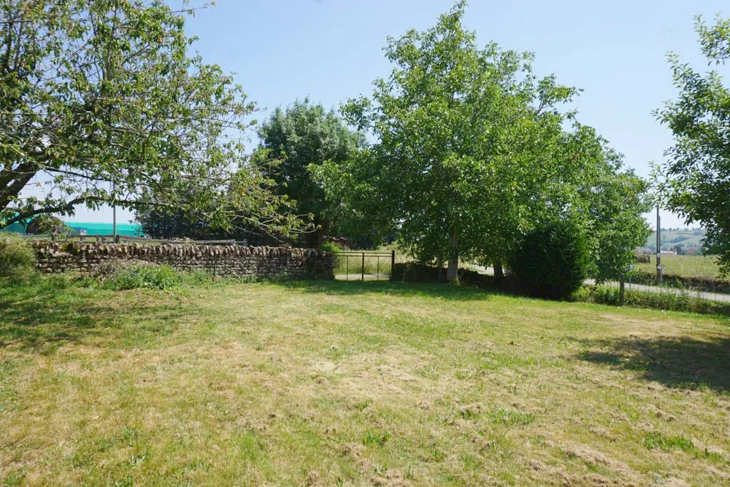 Belle maison de village en Brionnais de 118 m² avec jardin et garage 