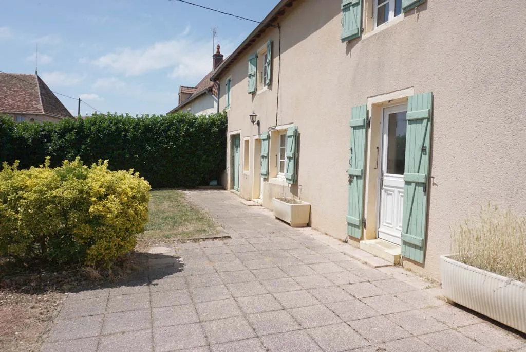 Belle maison de village en Brionnais de 118 m² avec jardin et garage 