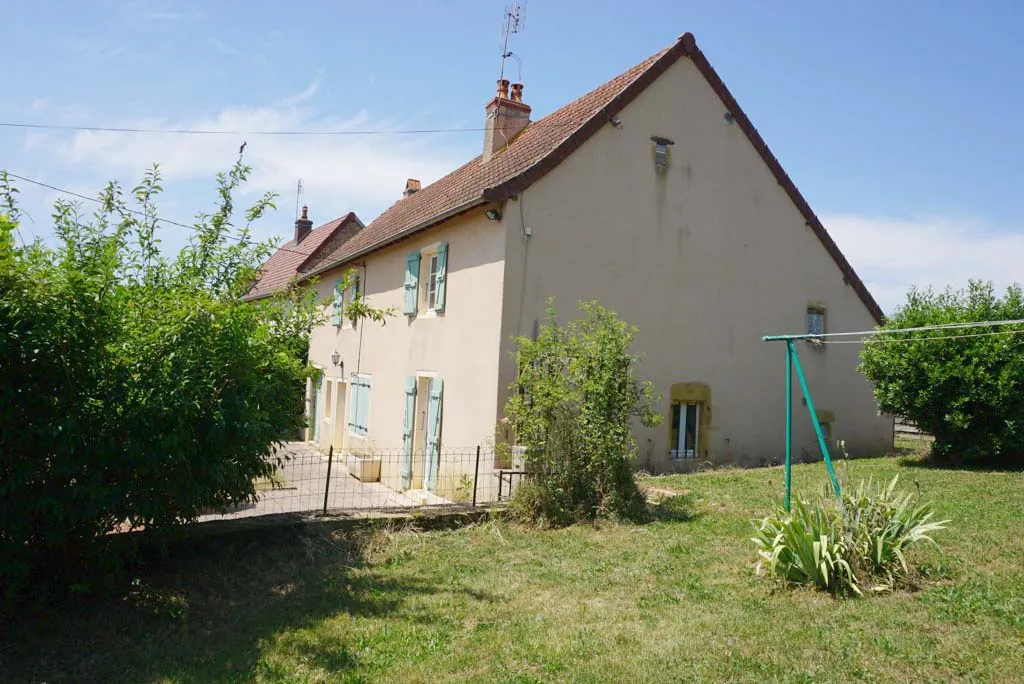 Belle maison de village en Brionnais de 118 m² avec jardin et garage 